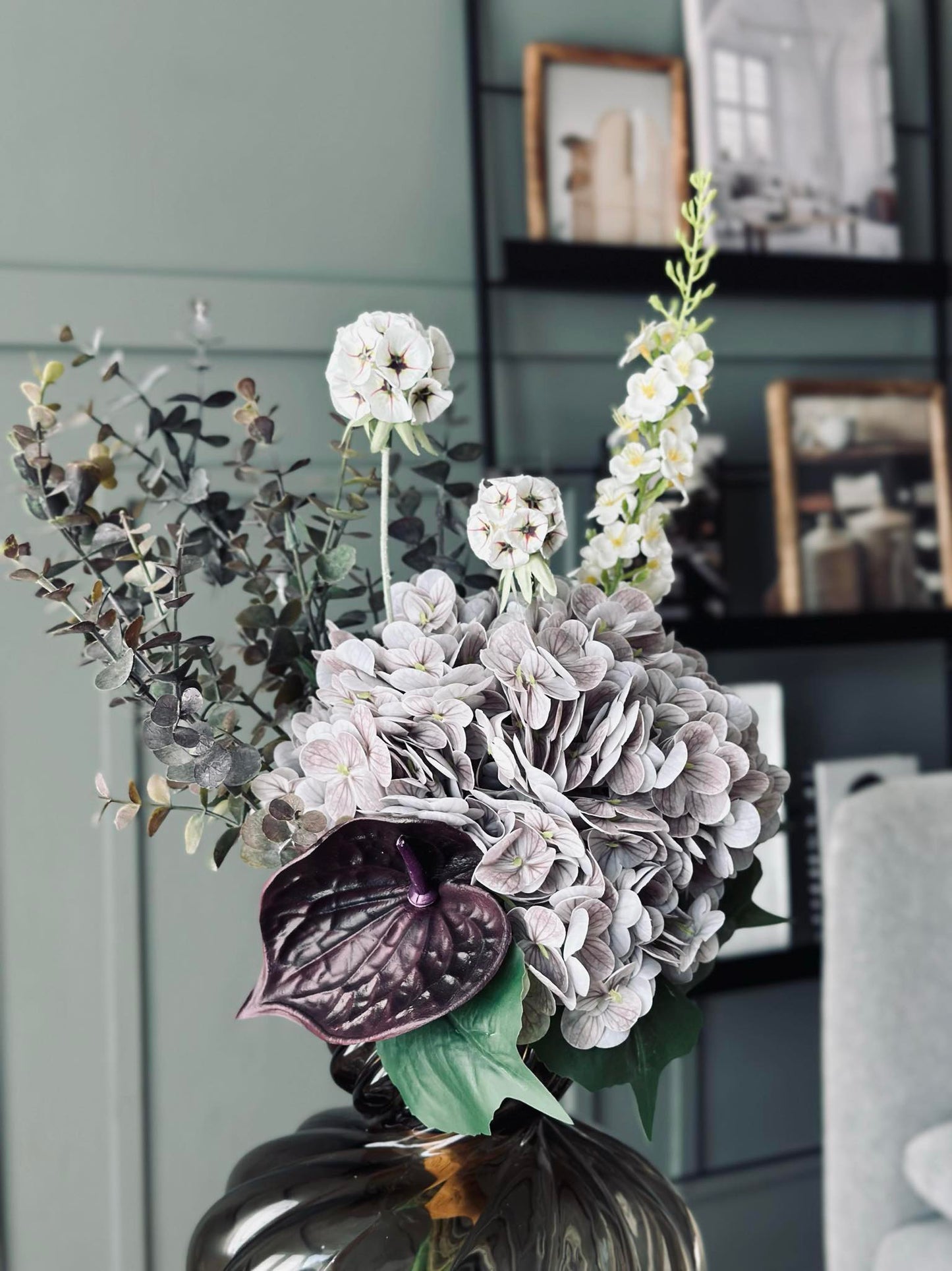 Buket med hortensia og eukalyptus