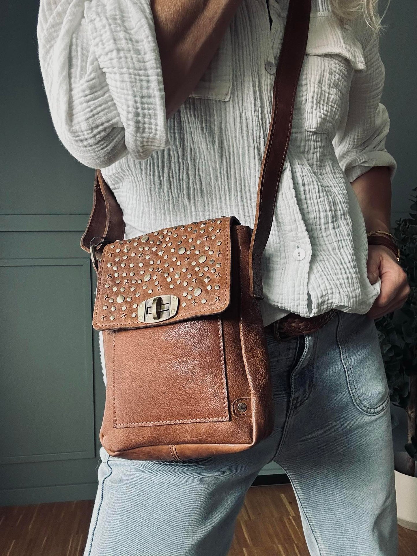 Mobiltaske med nitter - Cognac