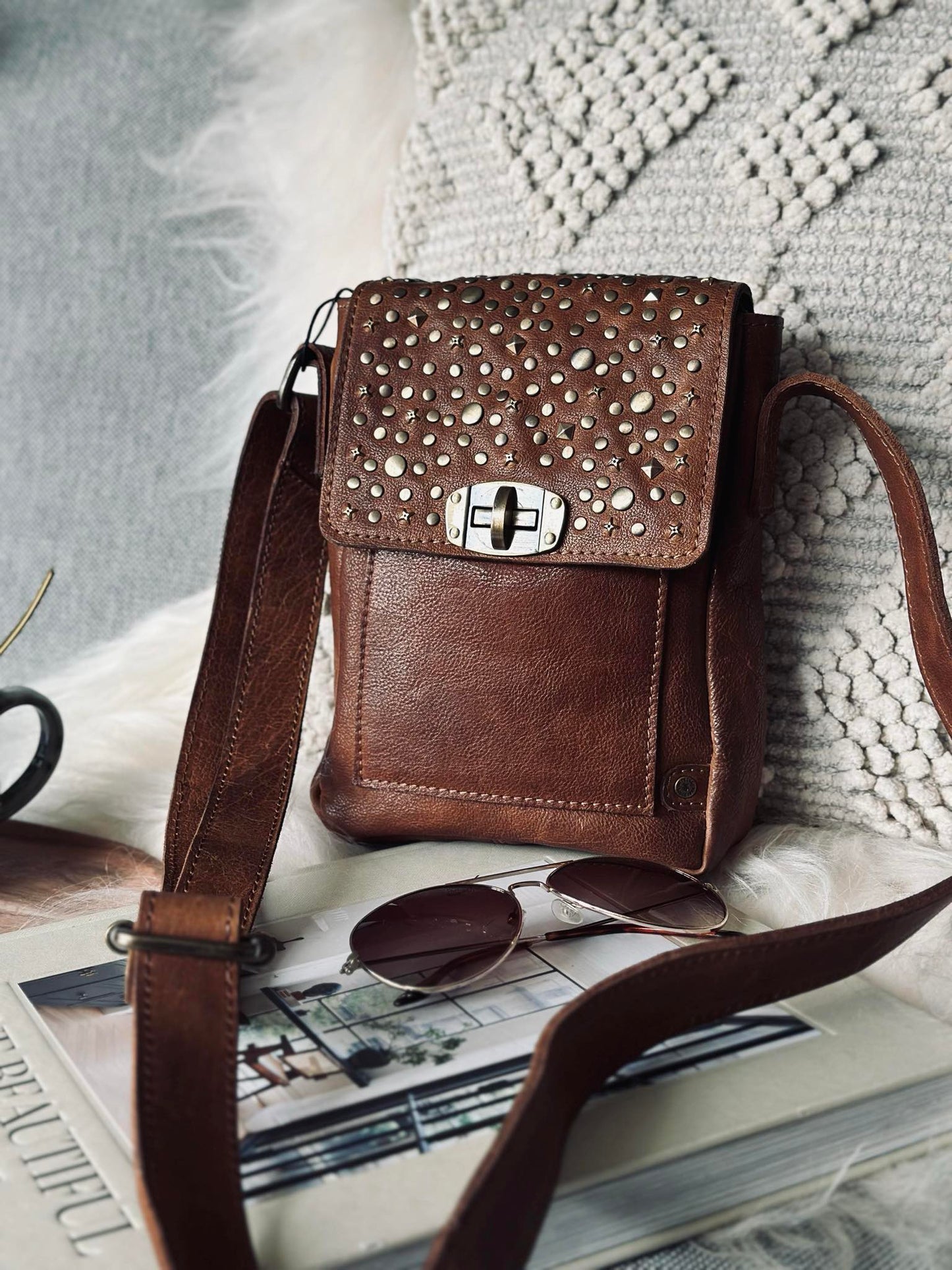 Mobiltaske med nitter - Cognac