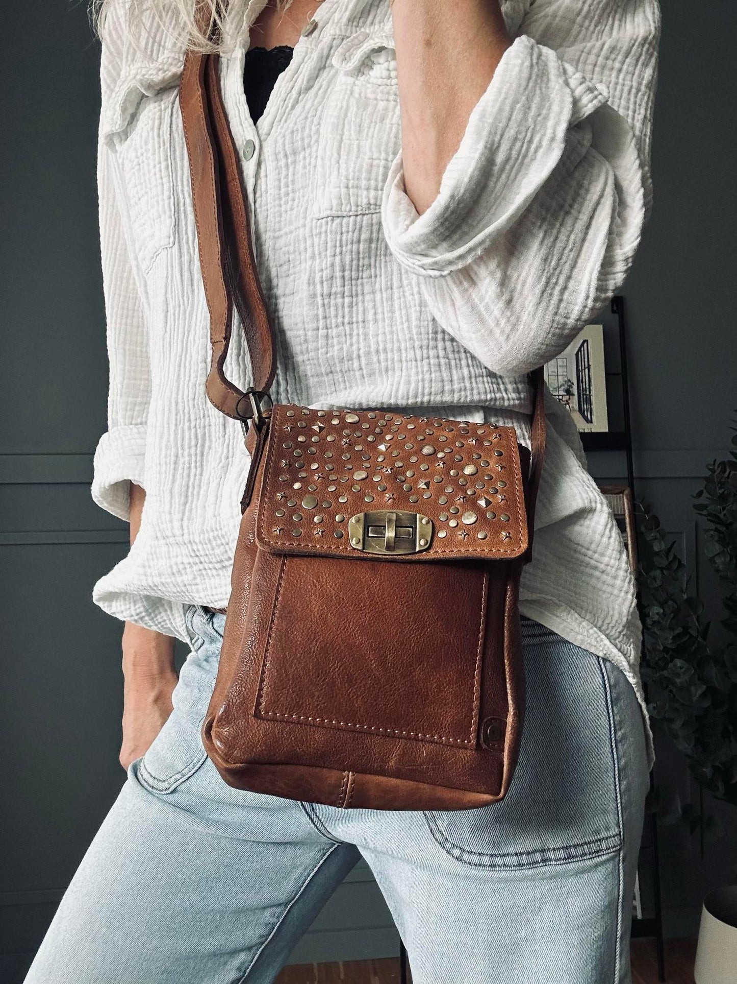 Mobiltaske med nitter - Cognac