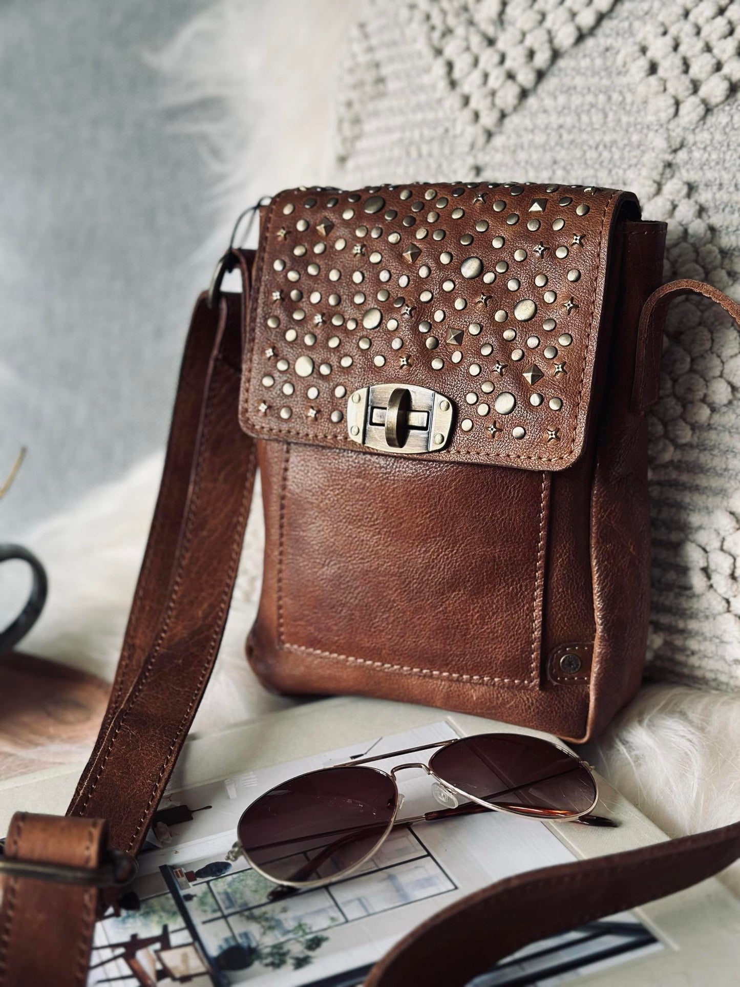 Mobiltaske med nitter - Cognac