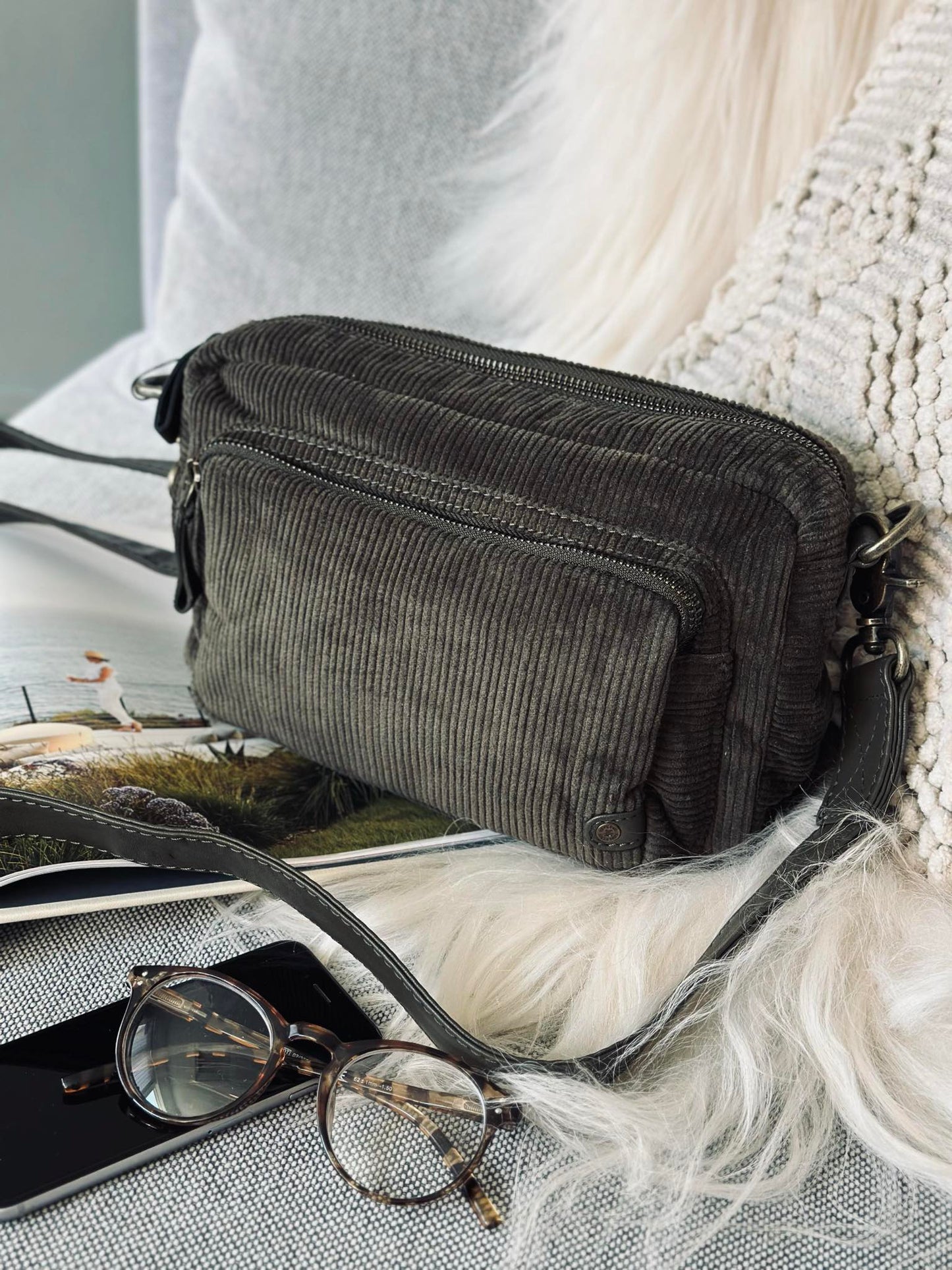 Crossbody Army fløjl – VIAMAJA