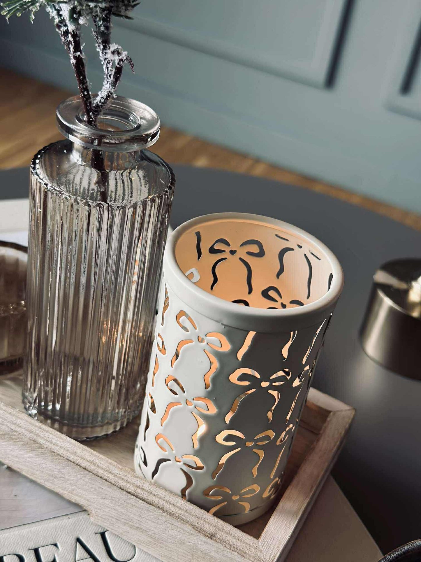Bakke med lysestager og vase