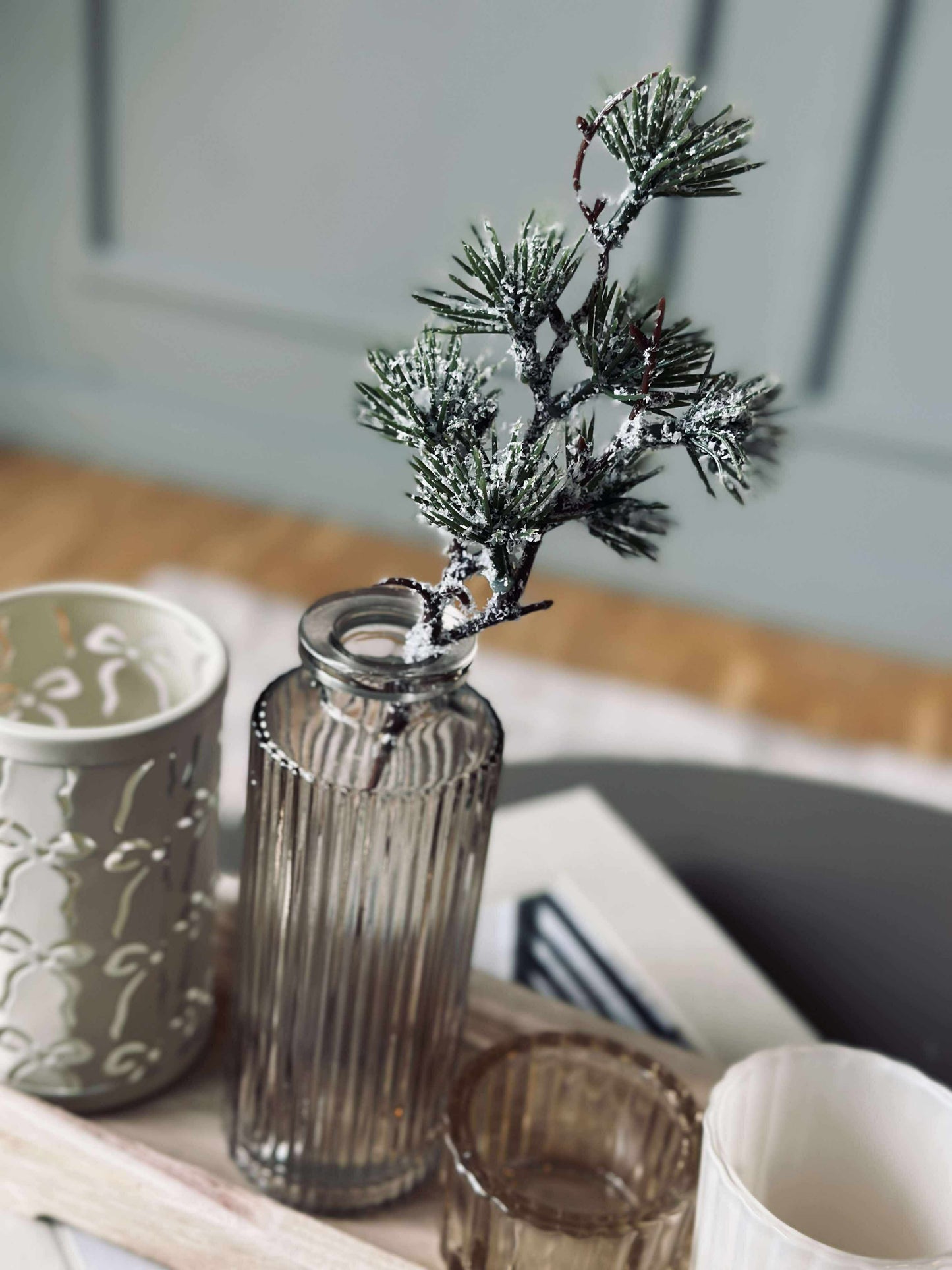 Bakke med lysestager og vase