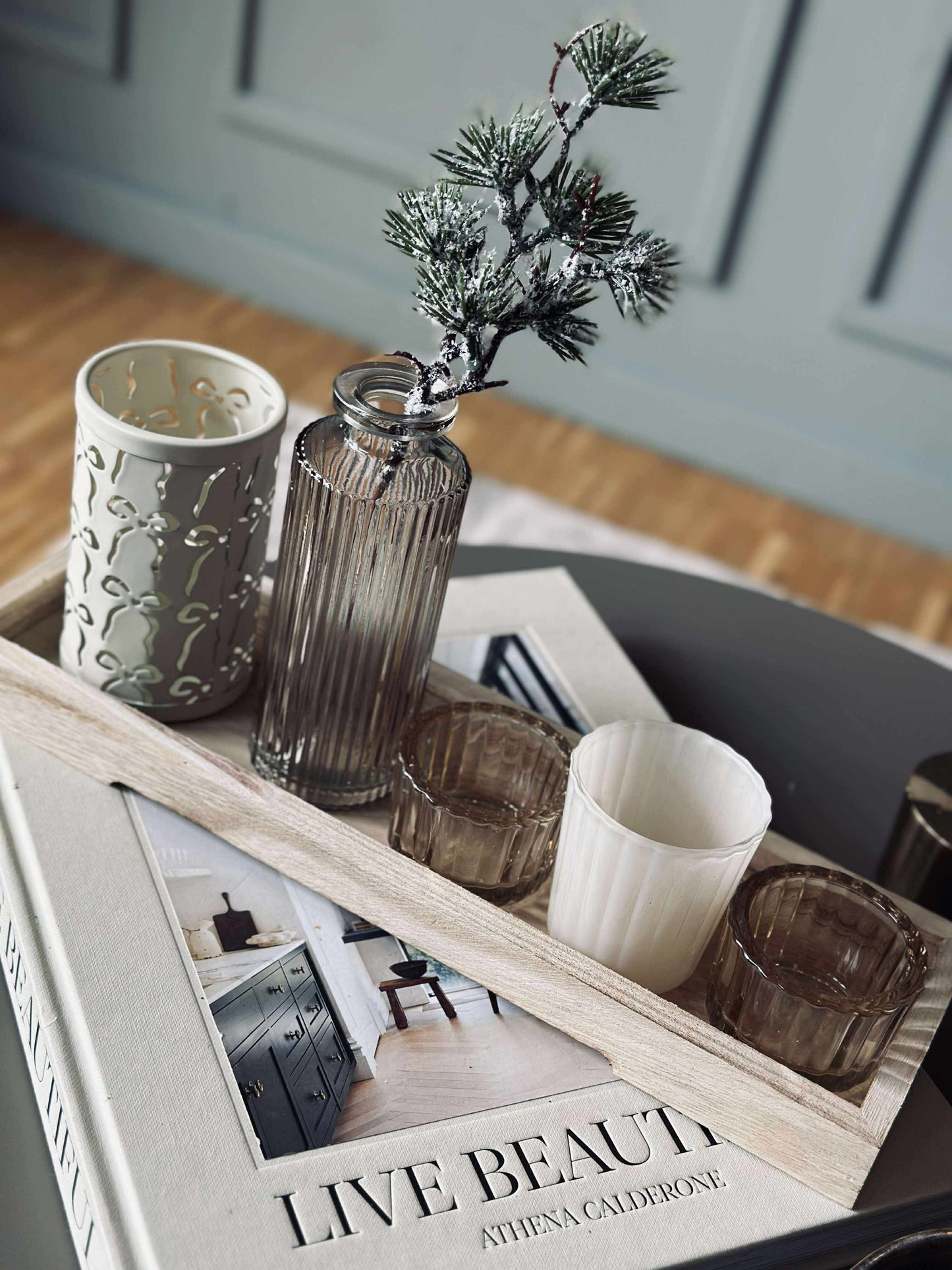 Bakke med lysestager og vase
