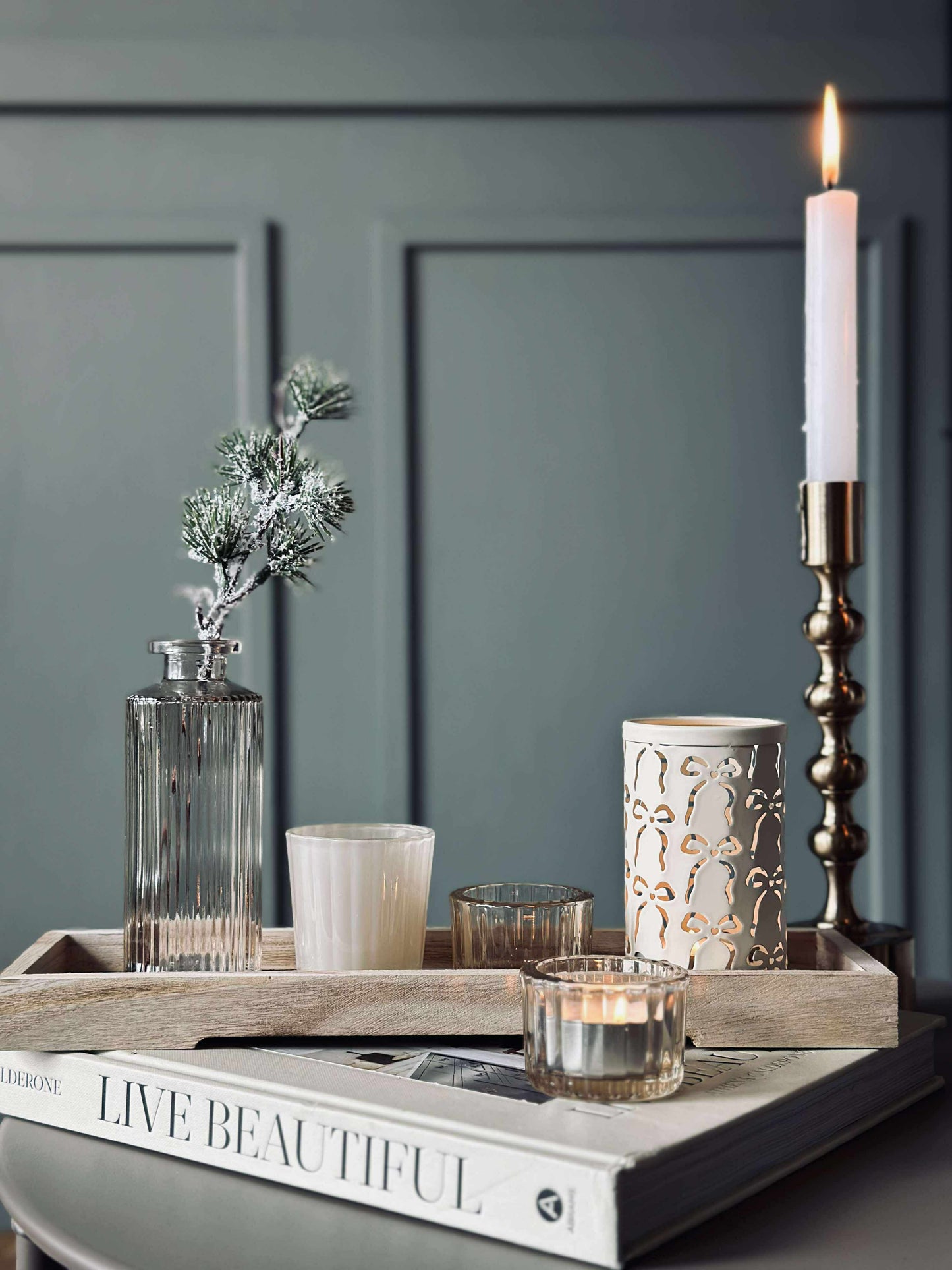 Bakke med lysestager og vase