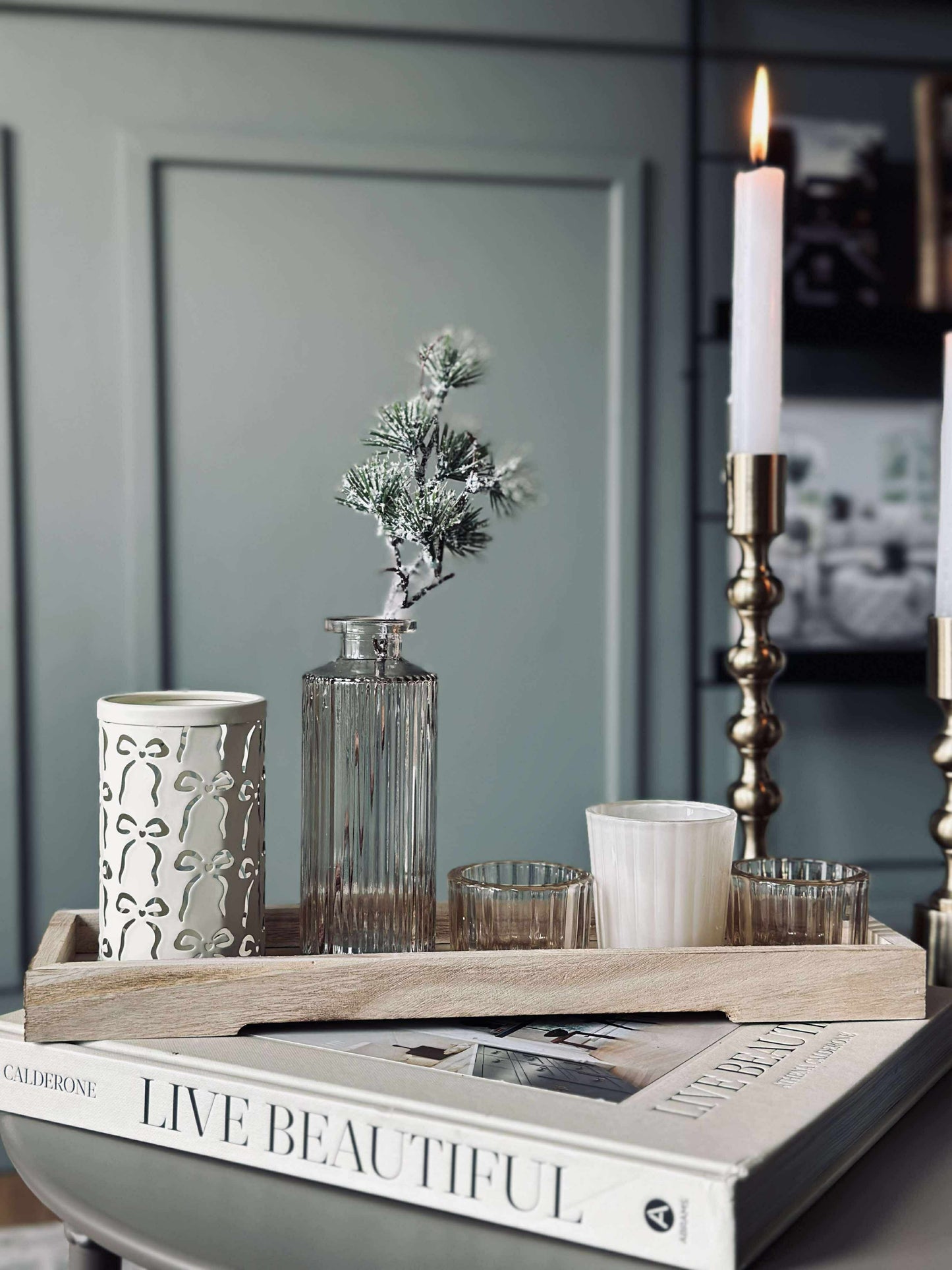 Bakke med lysestager og vase