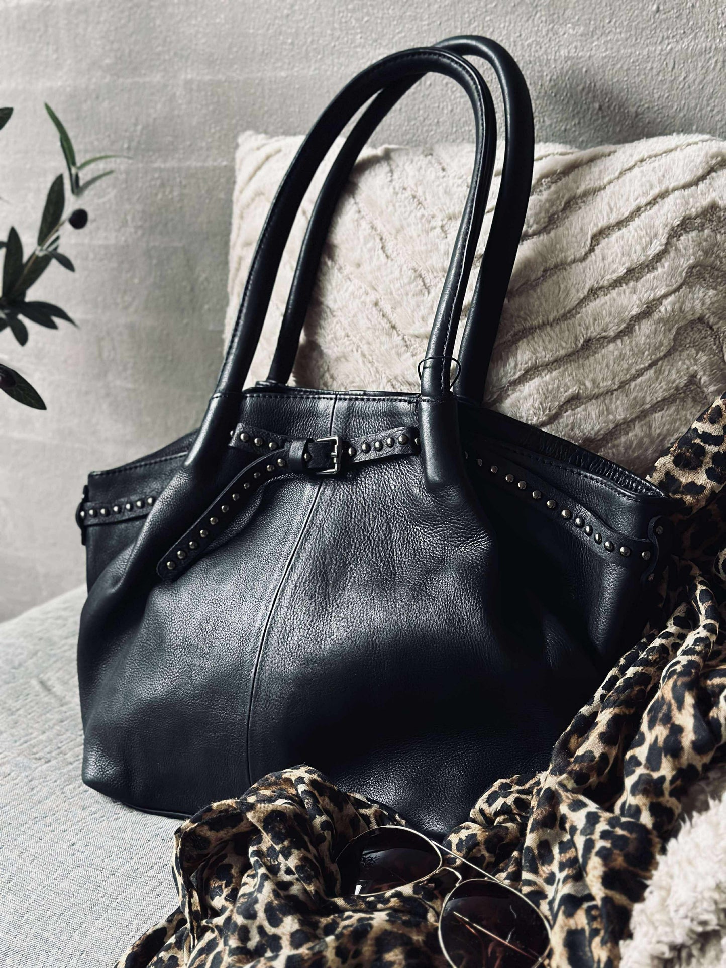 Skuldertaske med nitter - Black