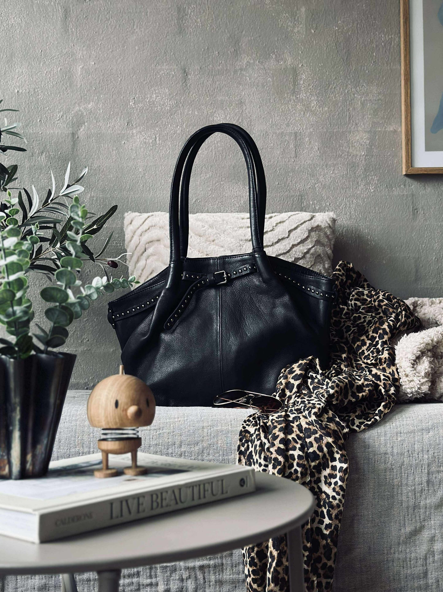 Skuldertaske med nitter - Black