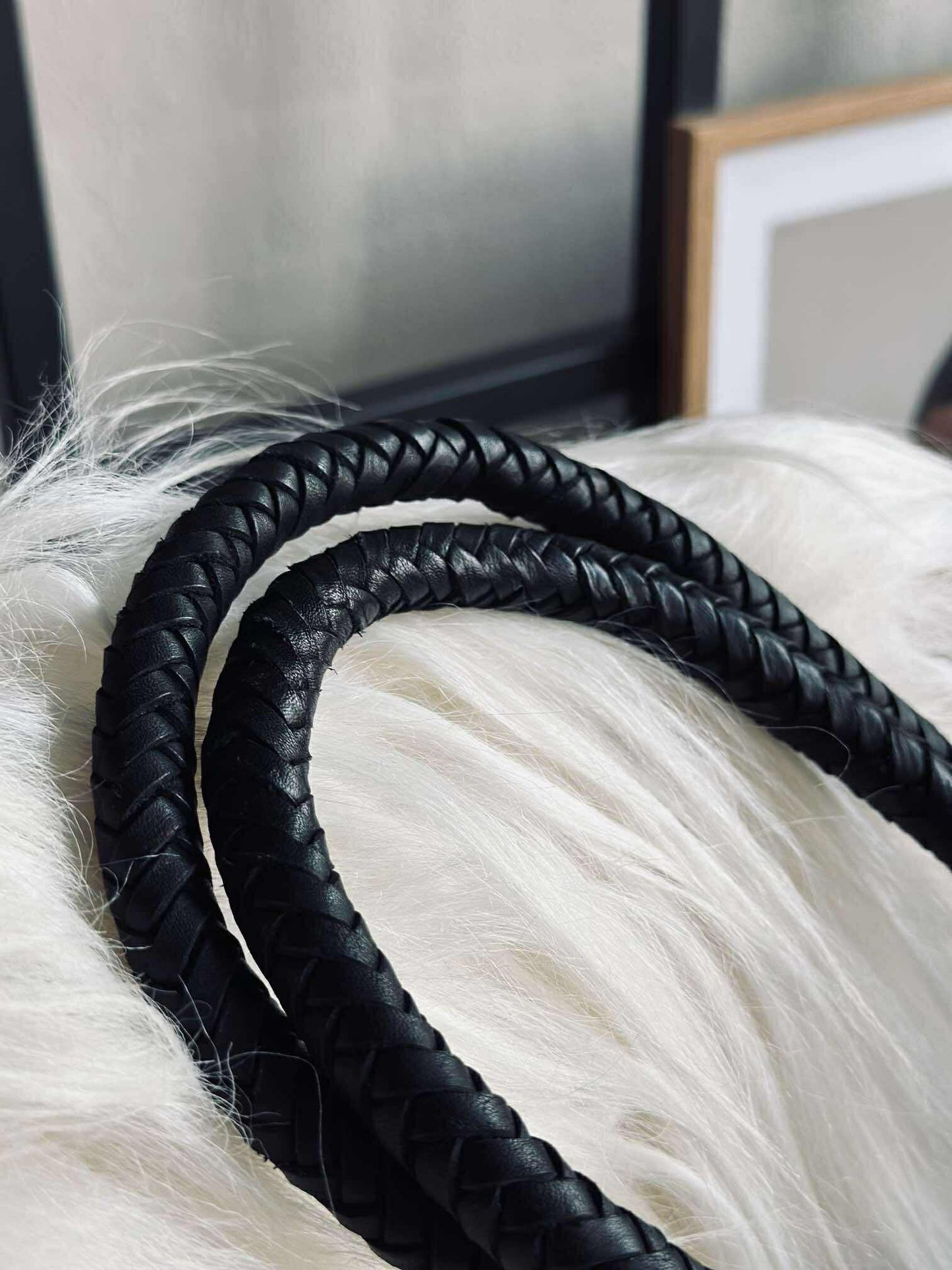 Skuldertaske med smuk fletrem - Black