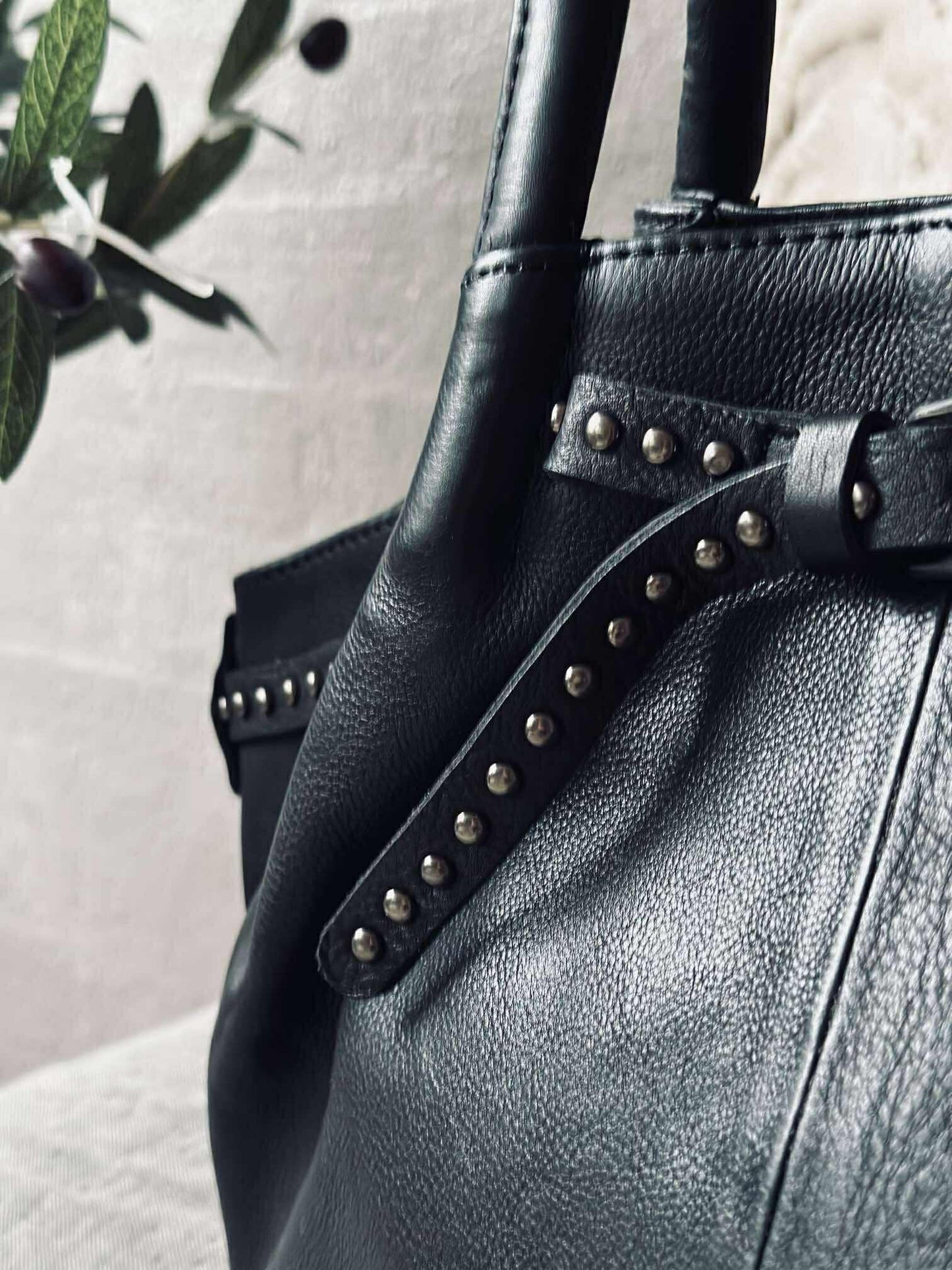 Skuldertaske med nitter - Black