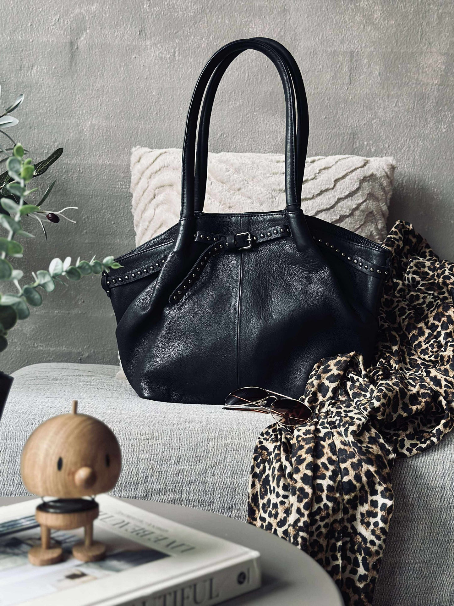 Skuldertaske med nitter - Black