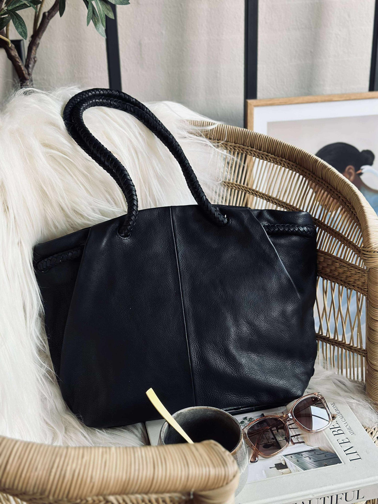 Skuldertaske med smuk fletrem - Black