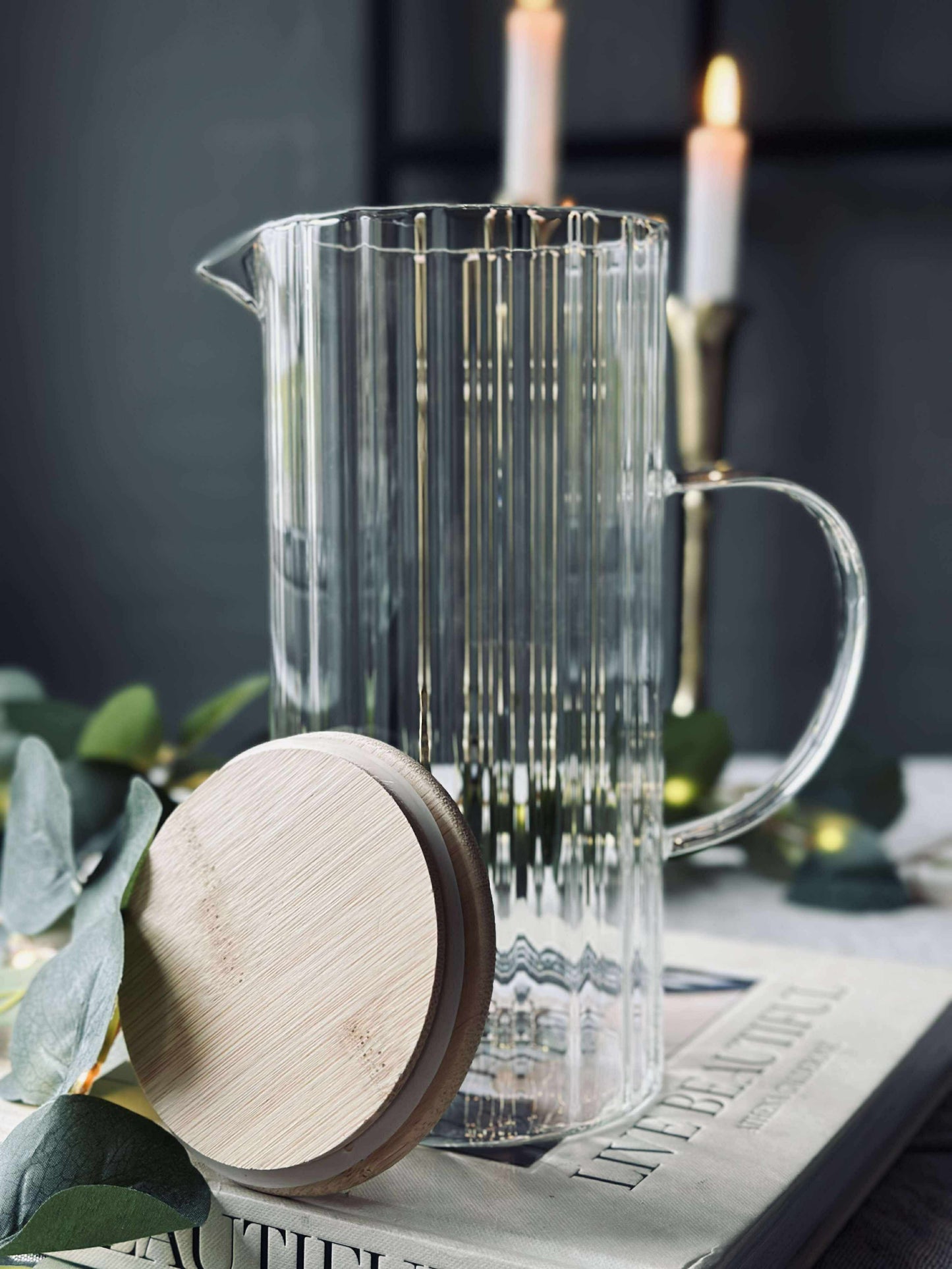 Glas kande med bambus låg
