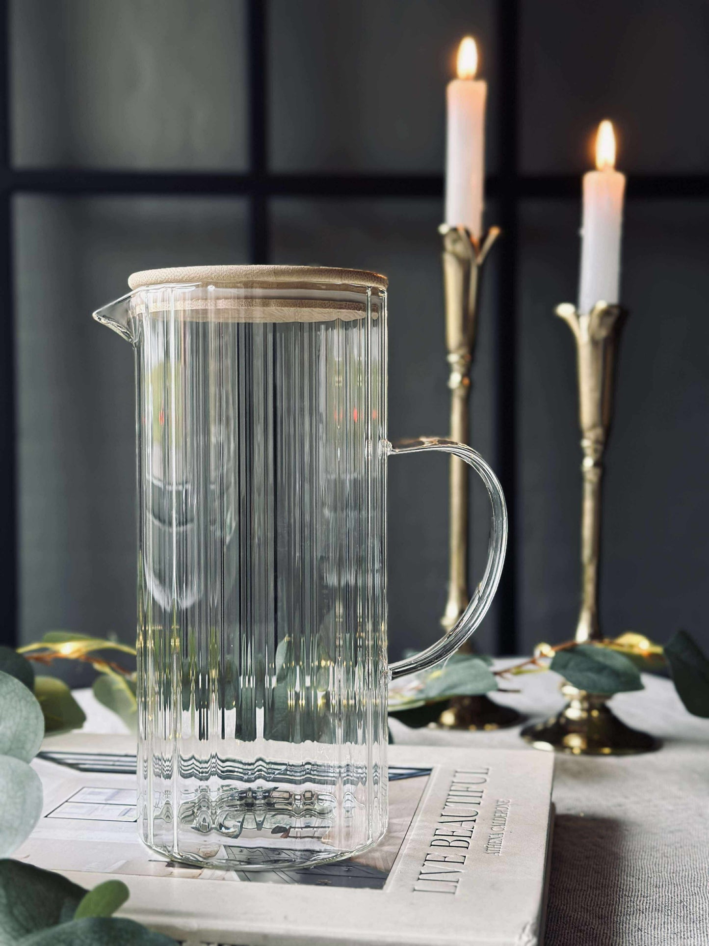 Glas kande med bambus låg
