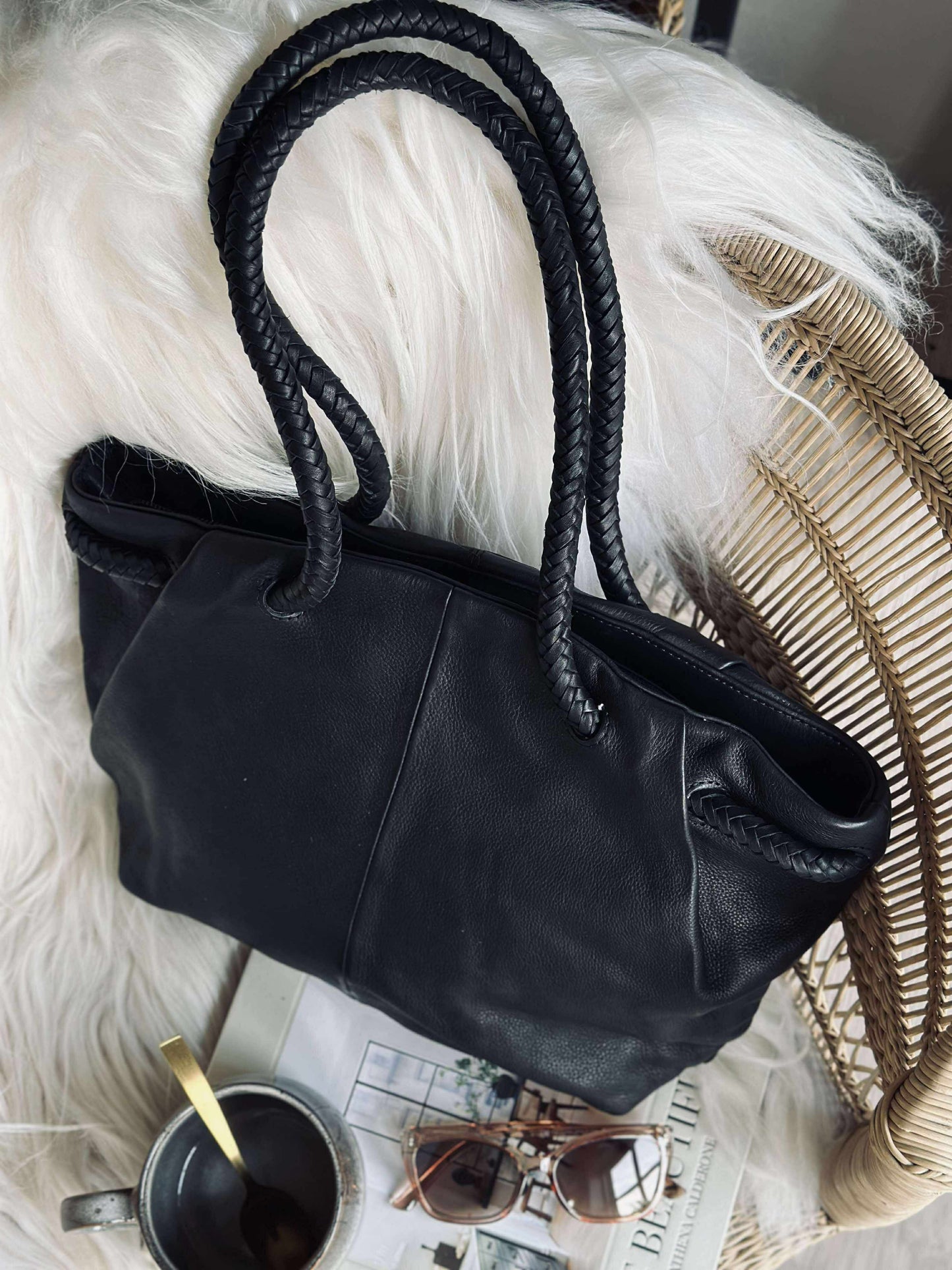 Skuldertaske med smuk fletrem - Black