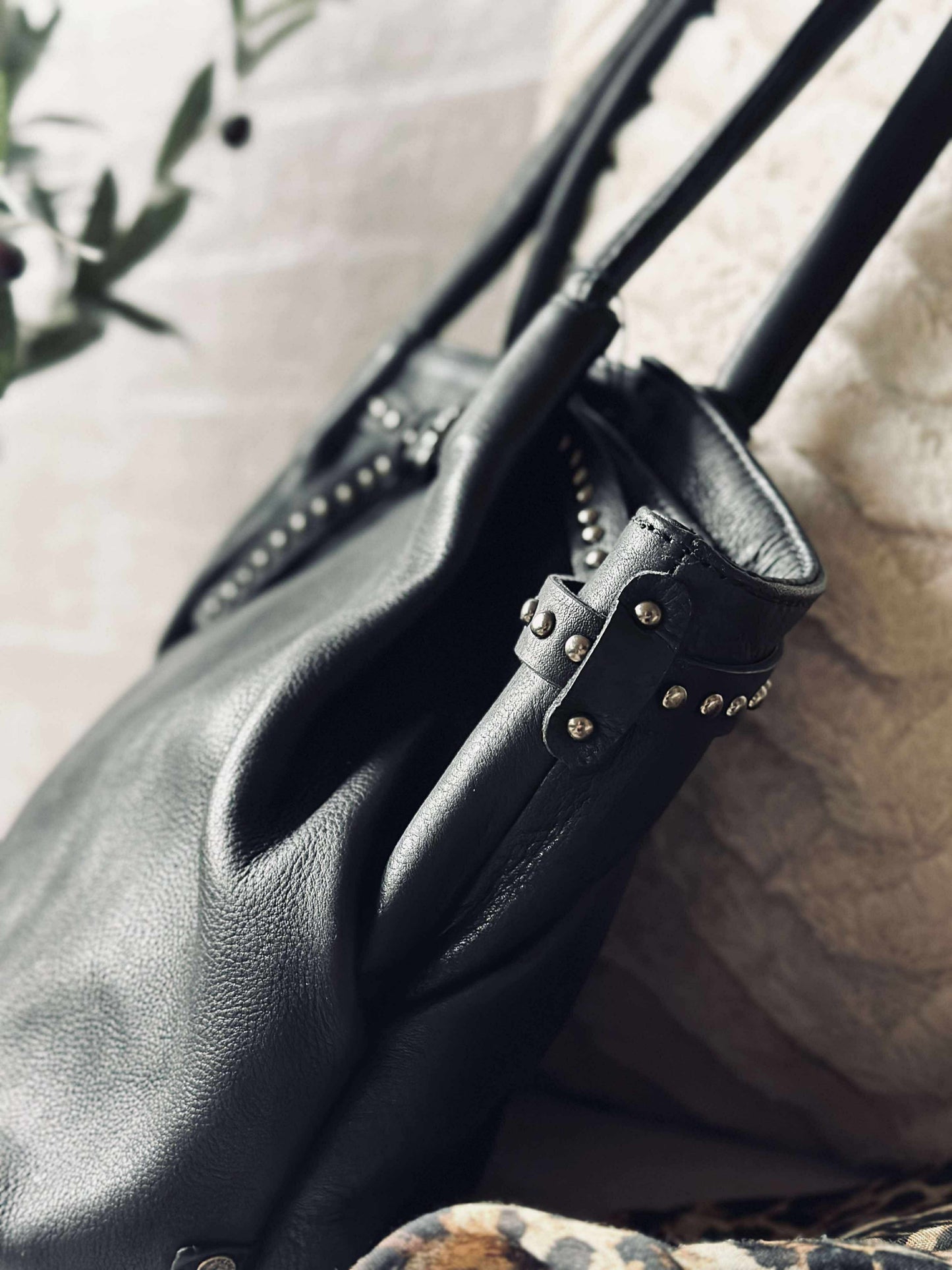 Skuldertaske med nitter - Black
