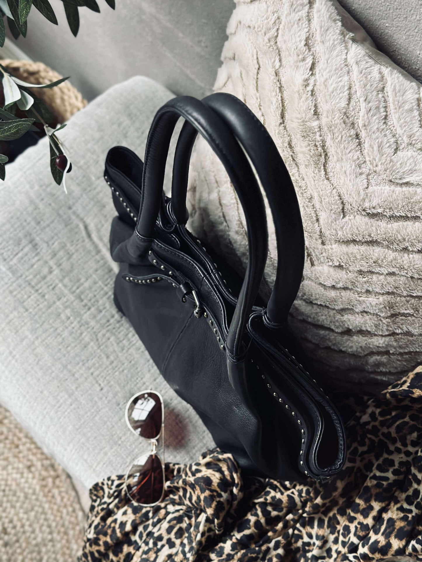 Skuldertaske med nitter - Black