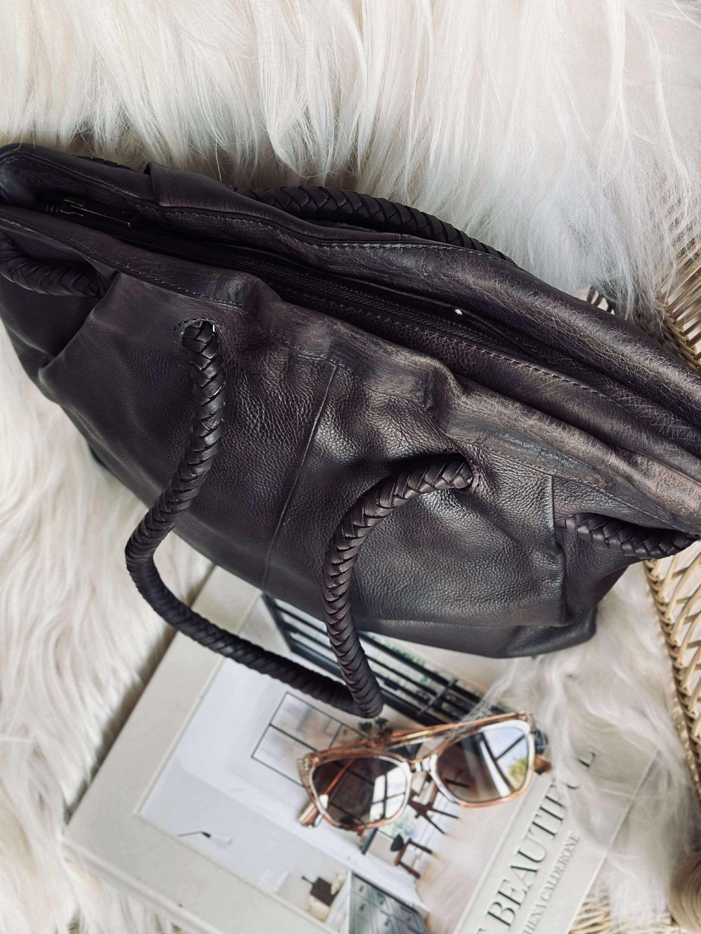 Skuldertaske med smuk fletrem - Brown