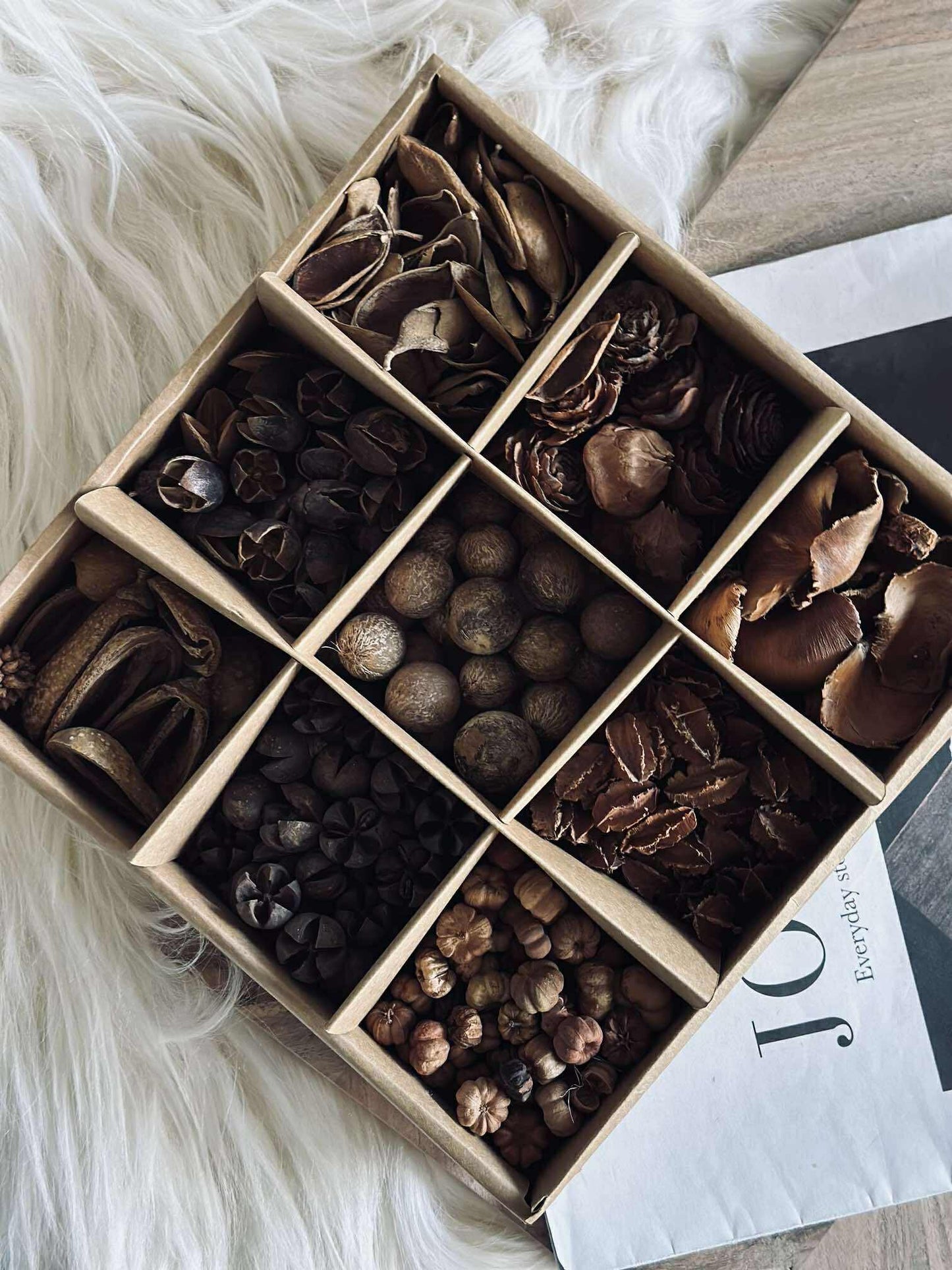Deko kasse med naturpynt - MIX