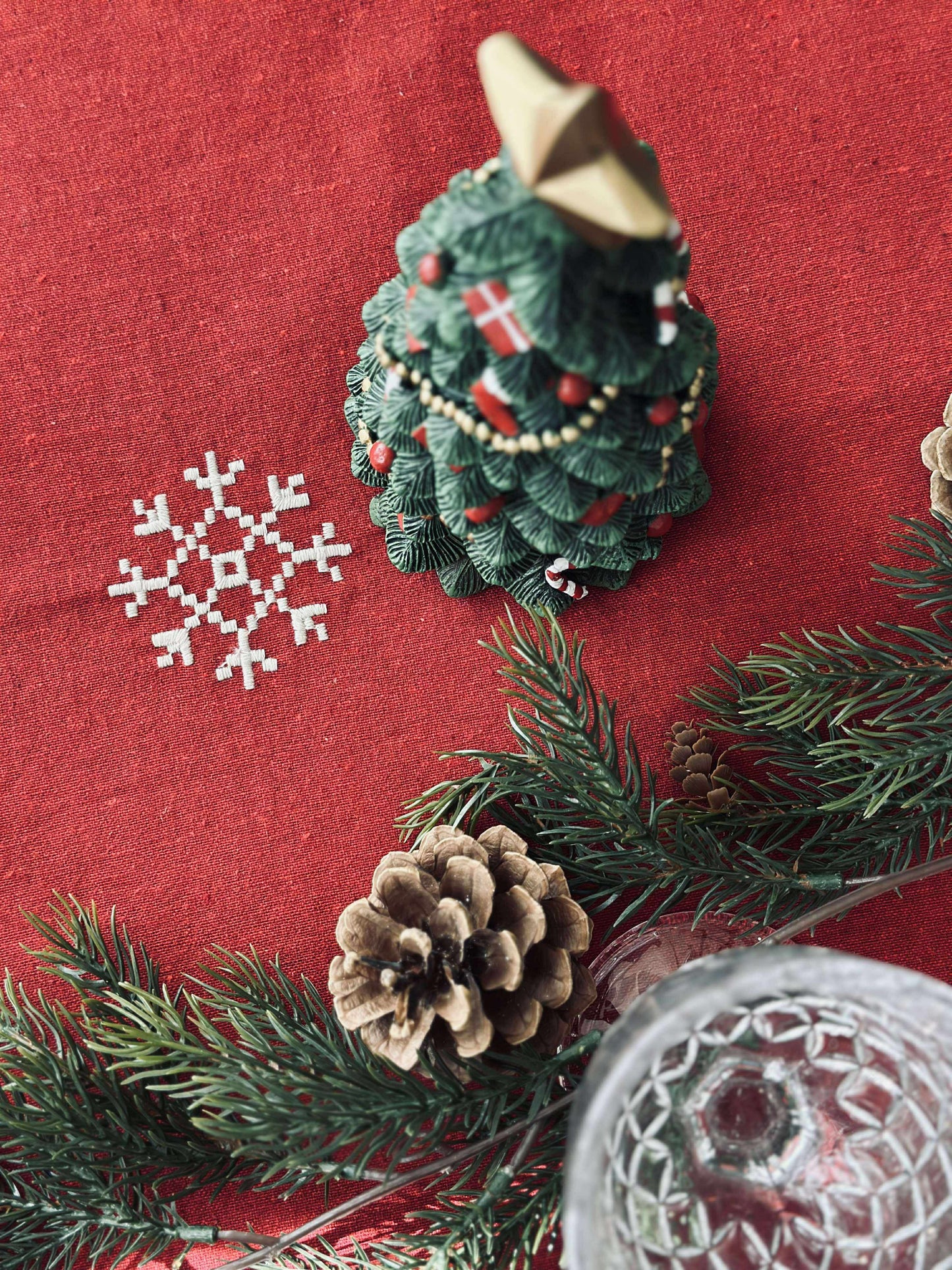 Juledug Rød JUL med broderi - Flere størrelser