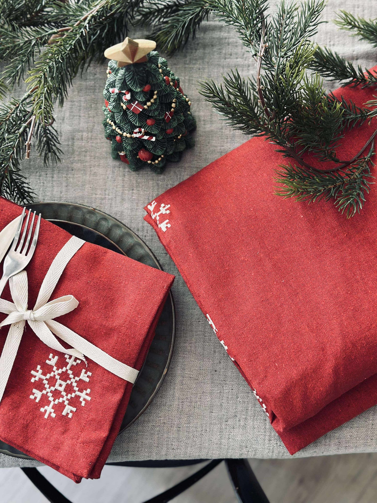 Juledug Rød JUL med broderi - Flere størrelser