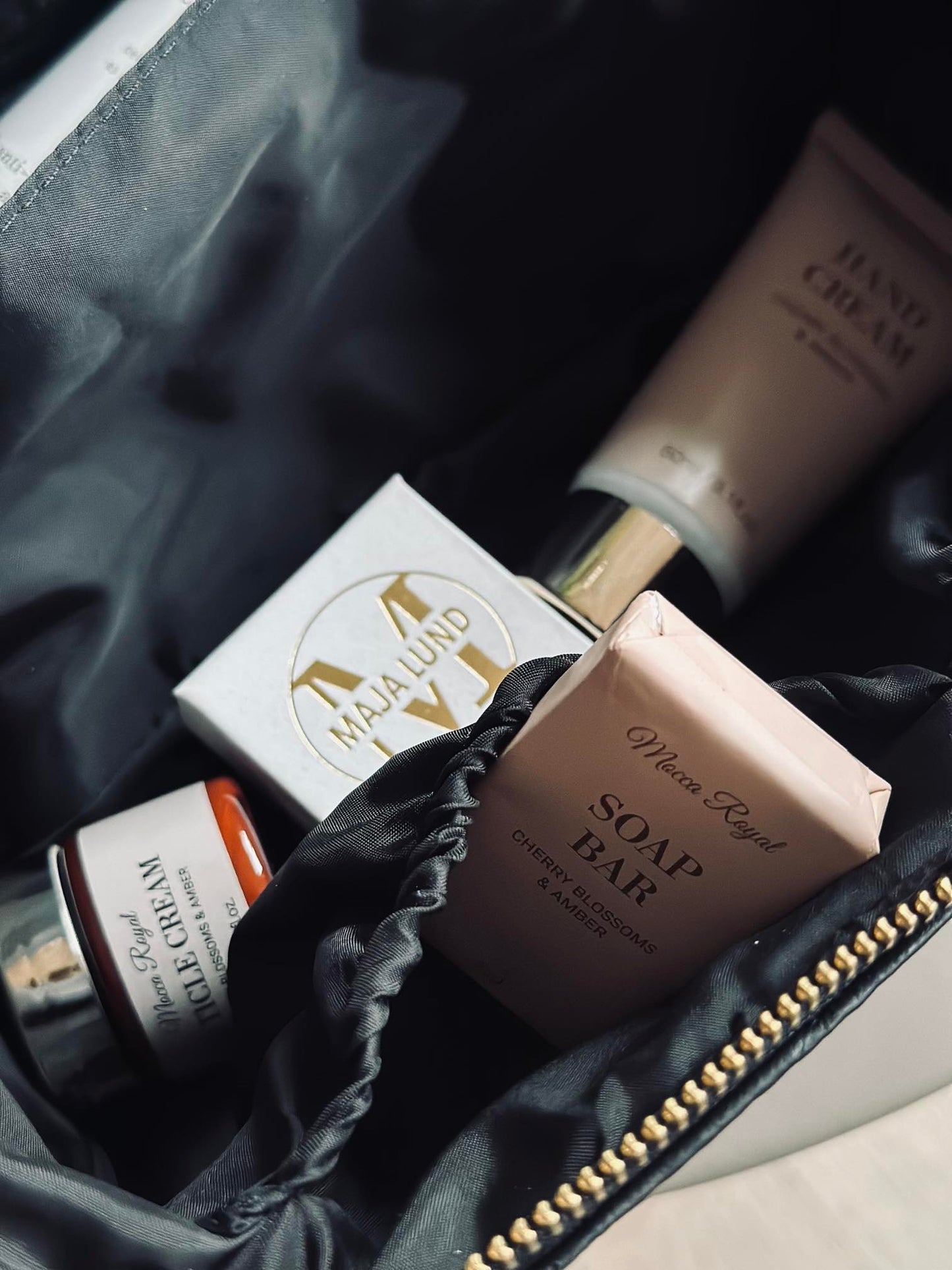 Klassisk kosmetiktaske - Black / gold