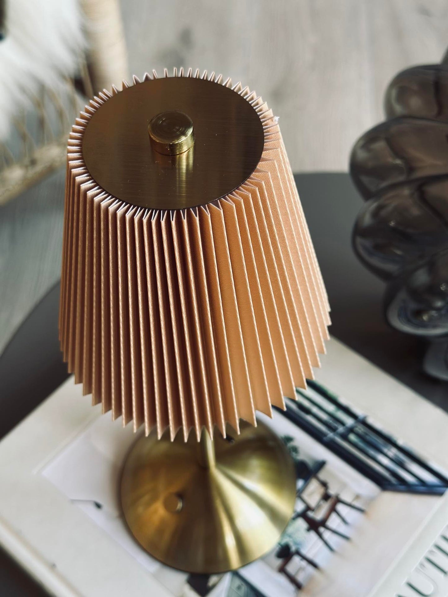 LED bordlampe Plisse´ beige - genopladelig