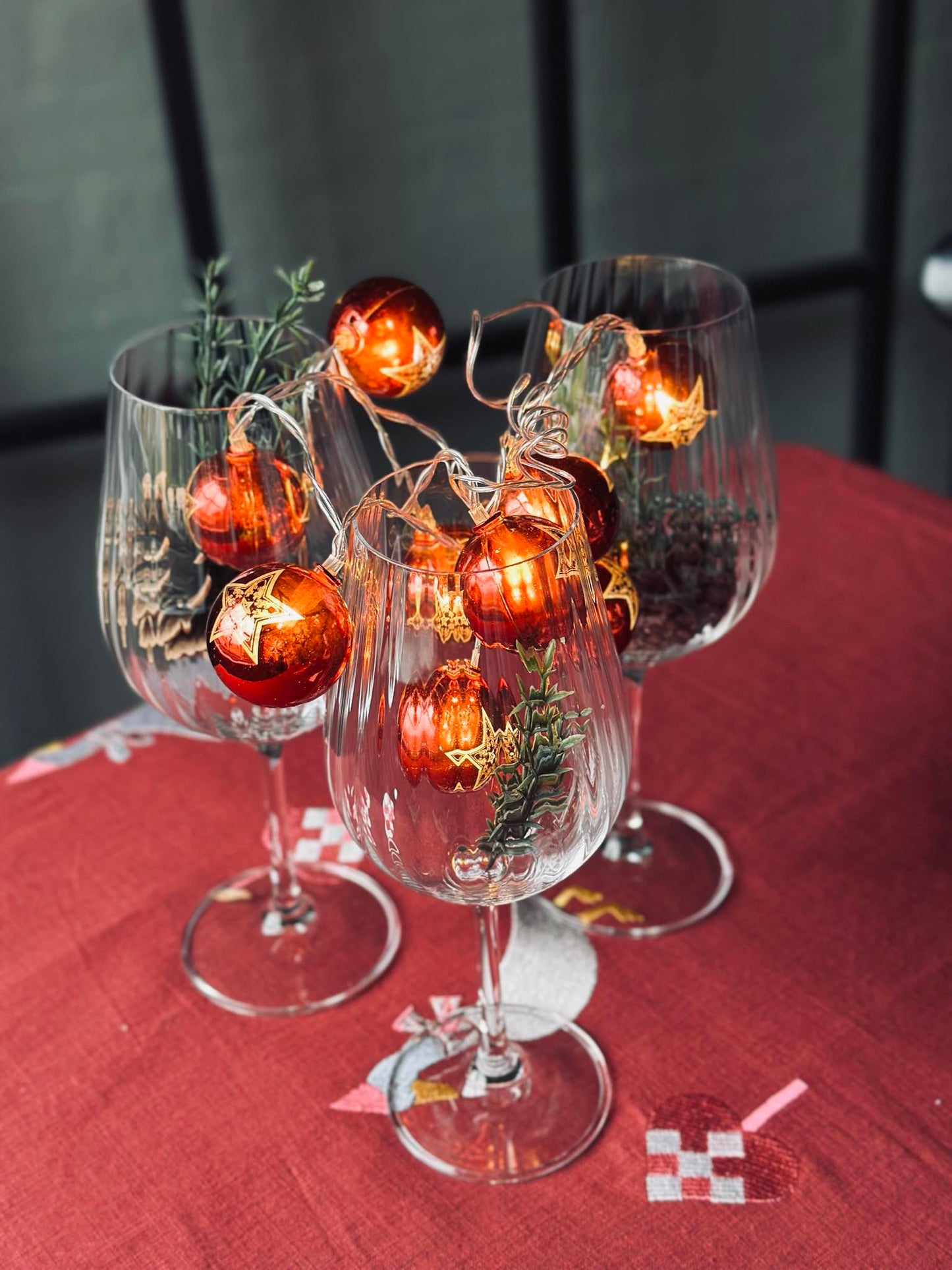 Lyskæde med små julekugler