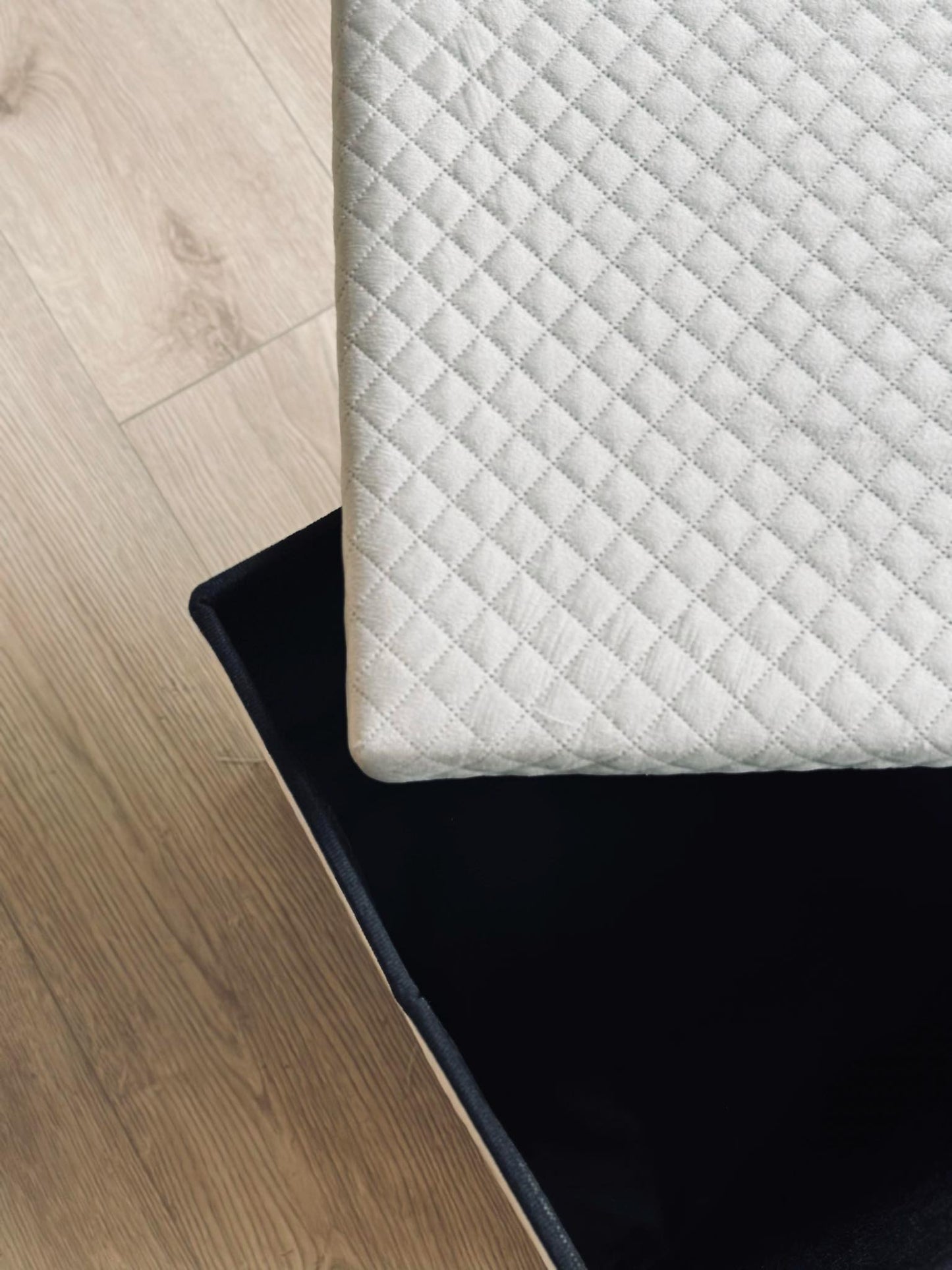 Bænk med opbevaring og siddepude