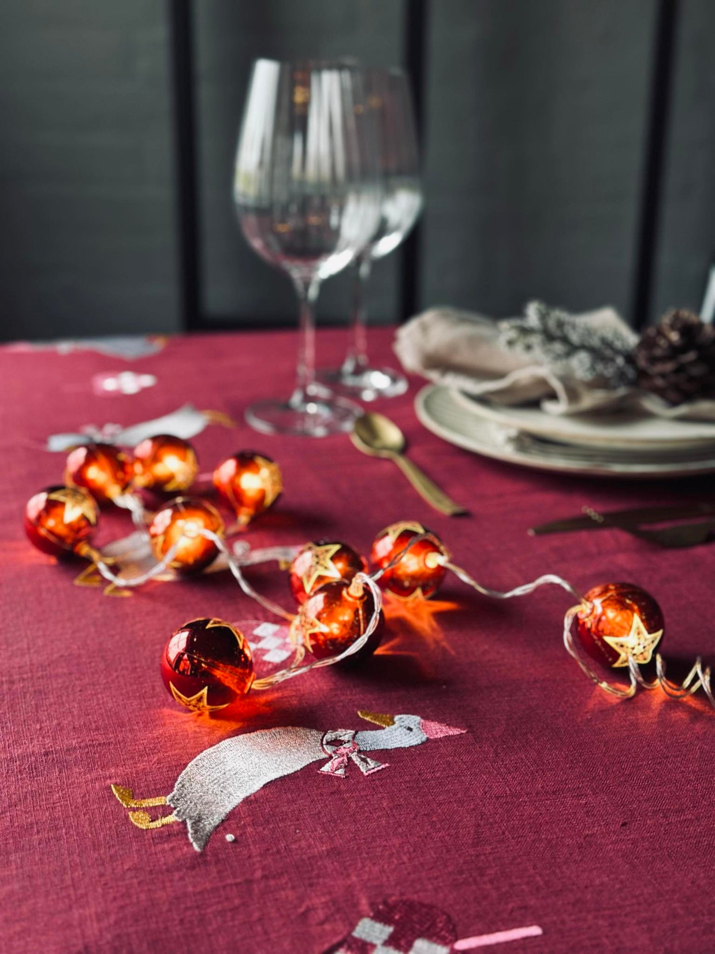 Lyskæde med små julekugler