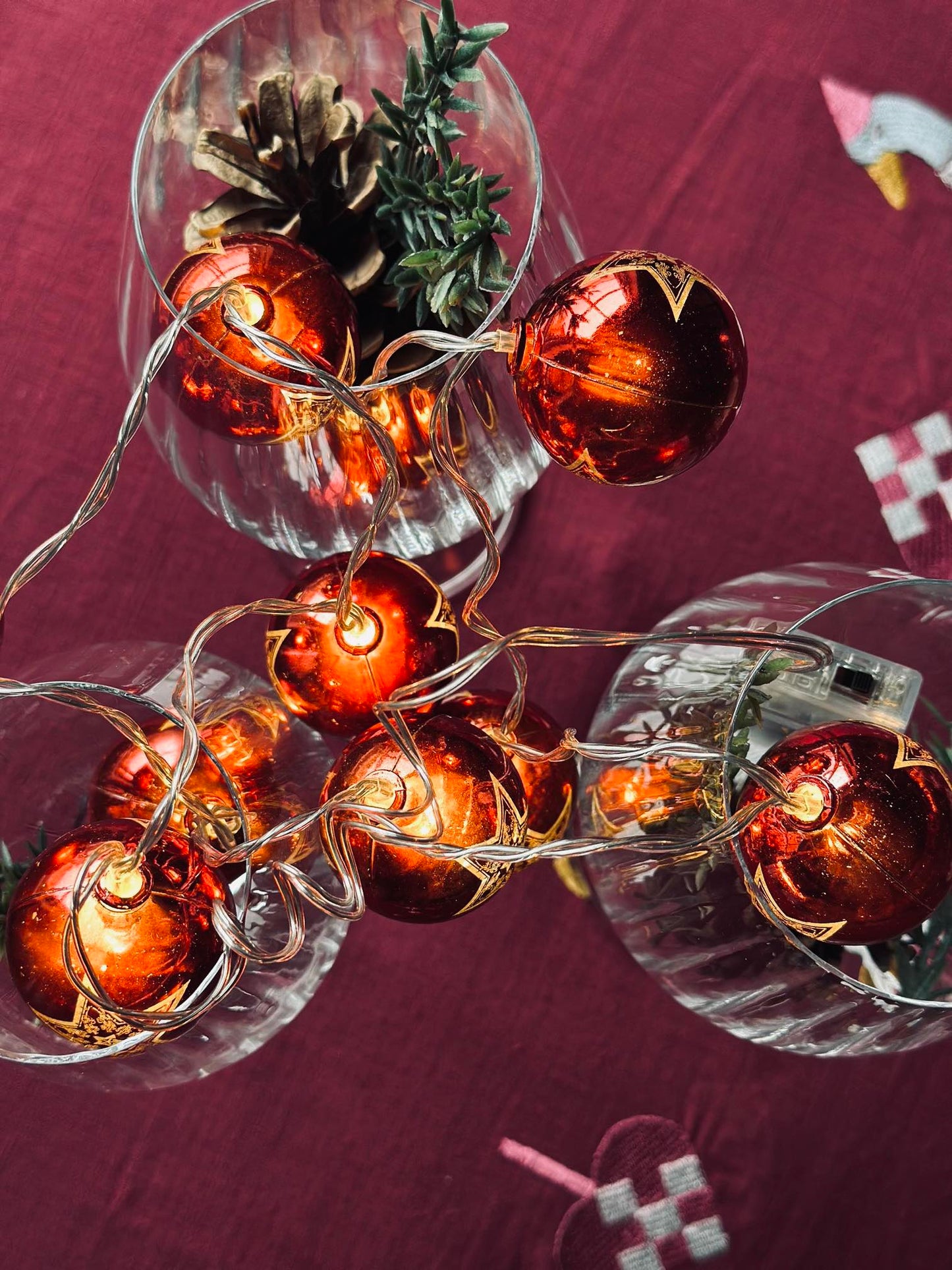 Lyskæde med små julekugler