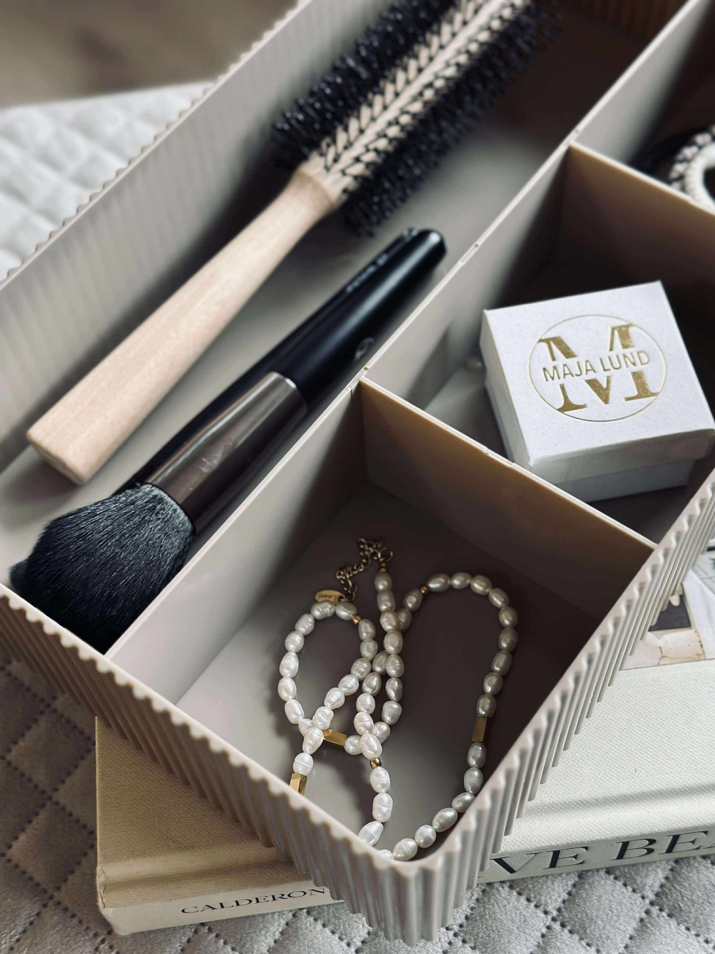 Makeup organiser med rumopdeling - Taupe