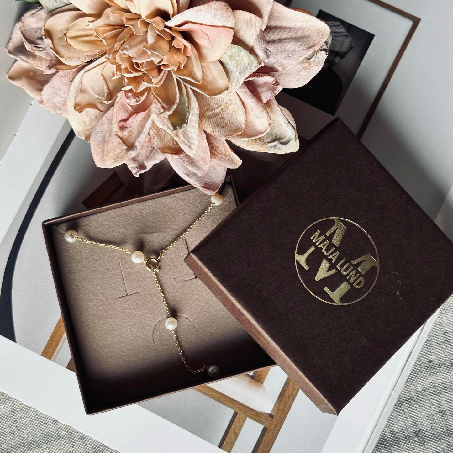 Halskæde Gry - med ferskvandsperler