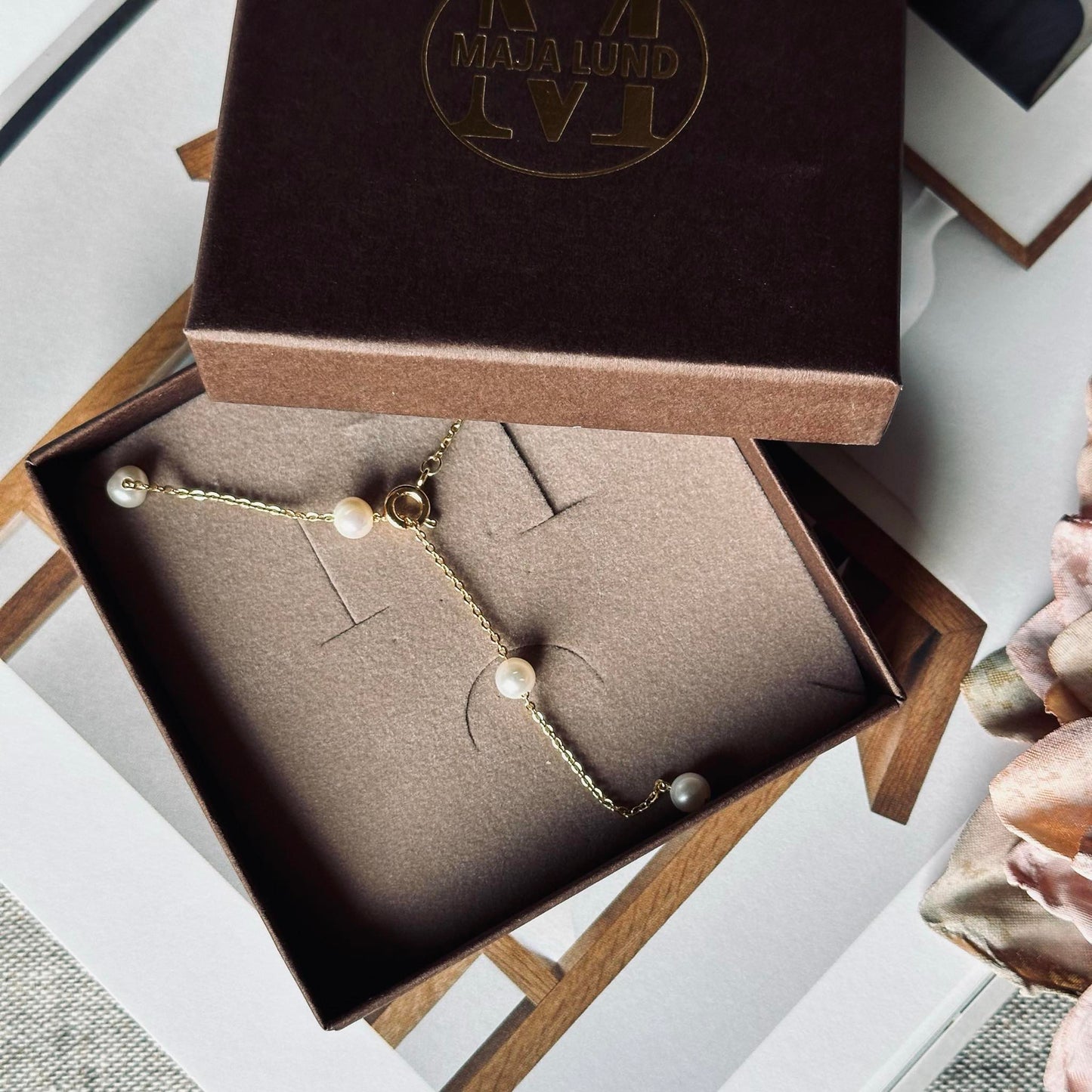 Halskæde Gry - med ferskvandsperler