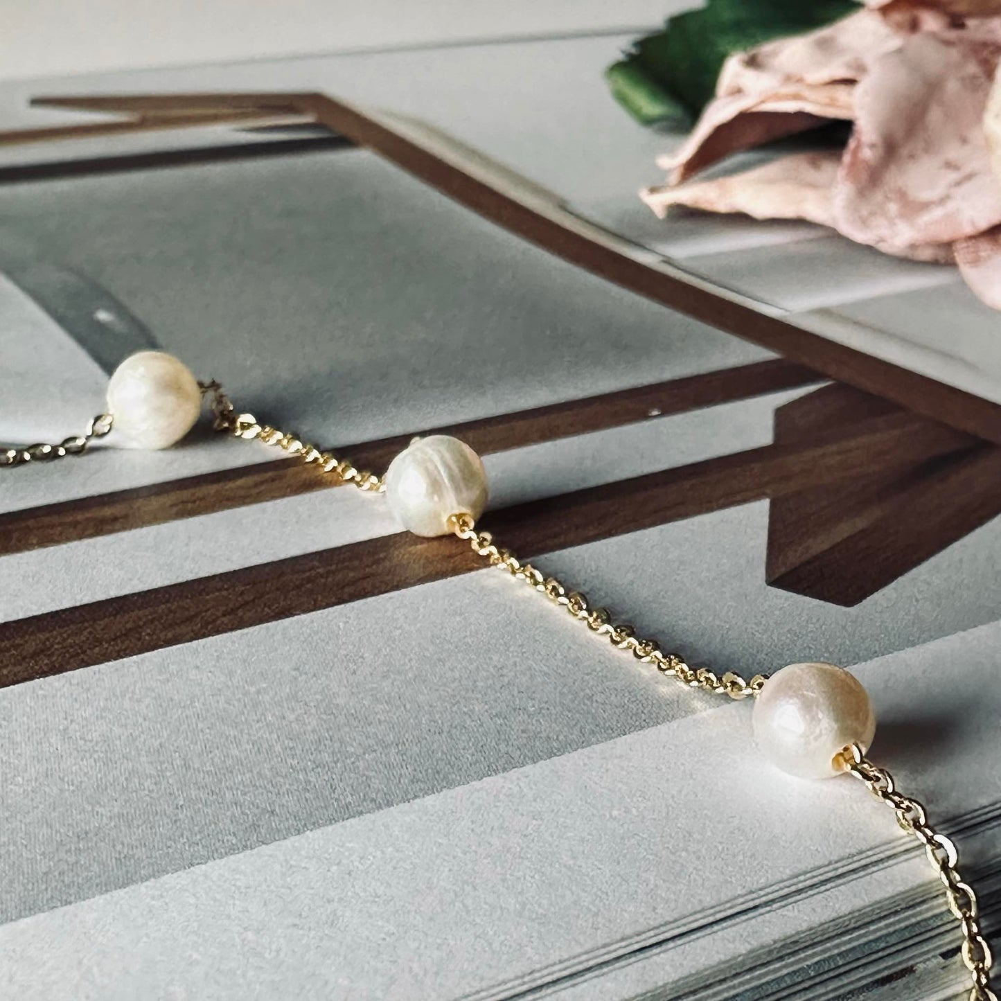 Halskæde Gry - med ferskvandsperler