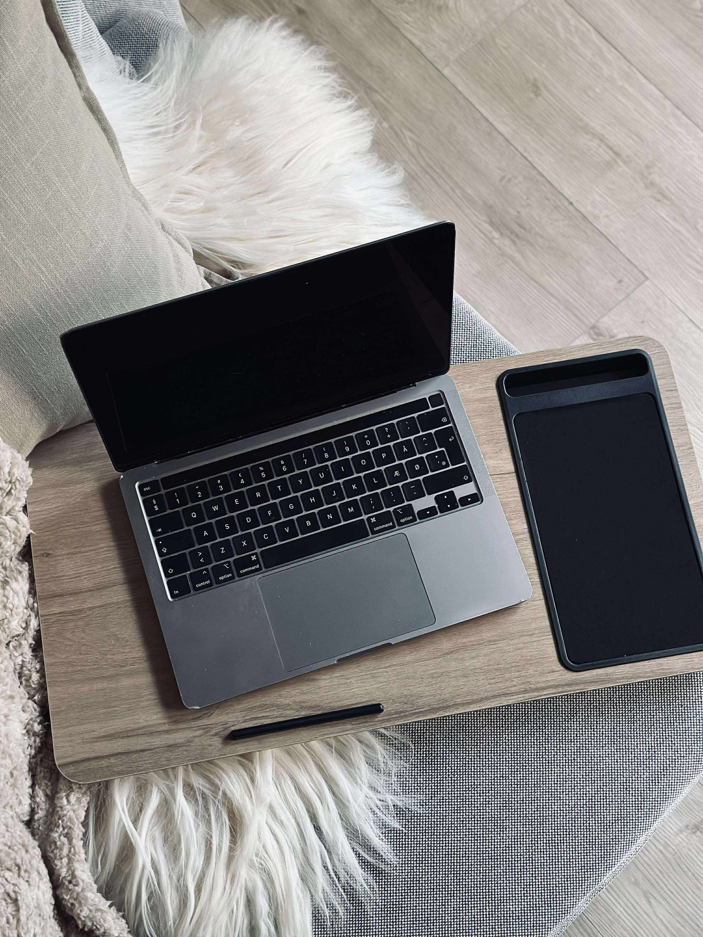 Bakkebord til laptop og telefon