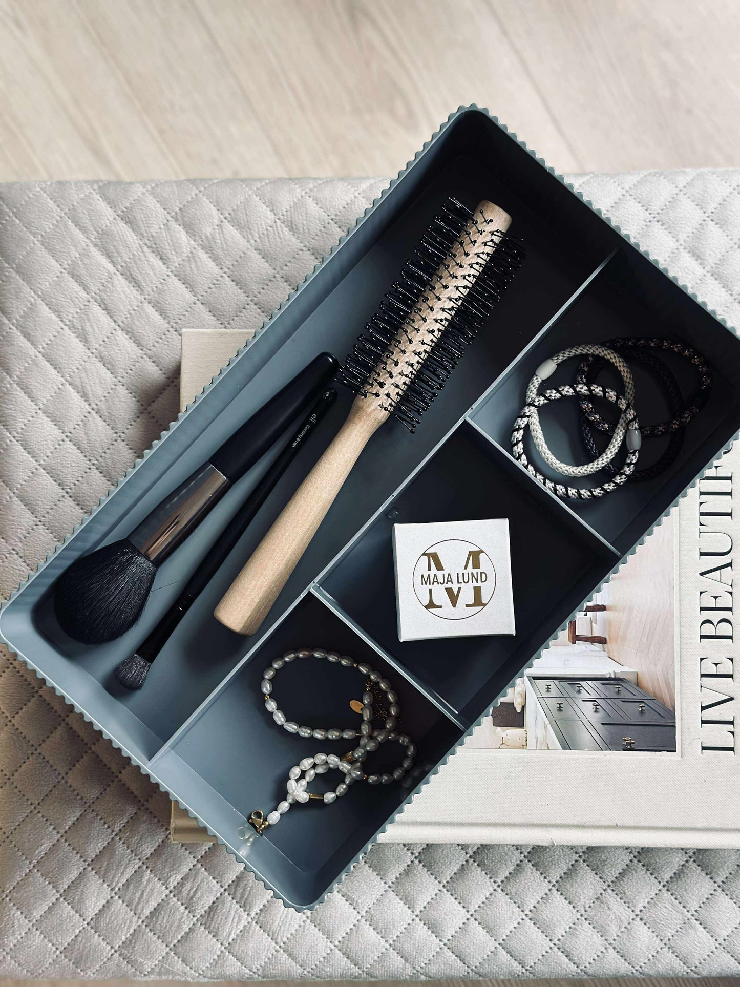 Makeup organiser med rumopdeling - Grå
