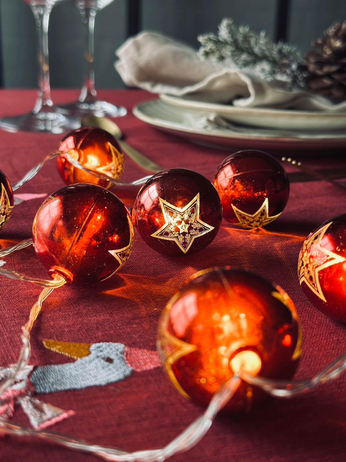 Lyskæde med små julekugler