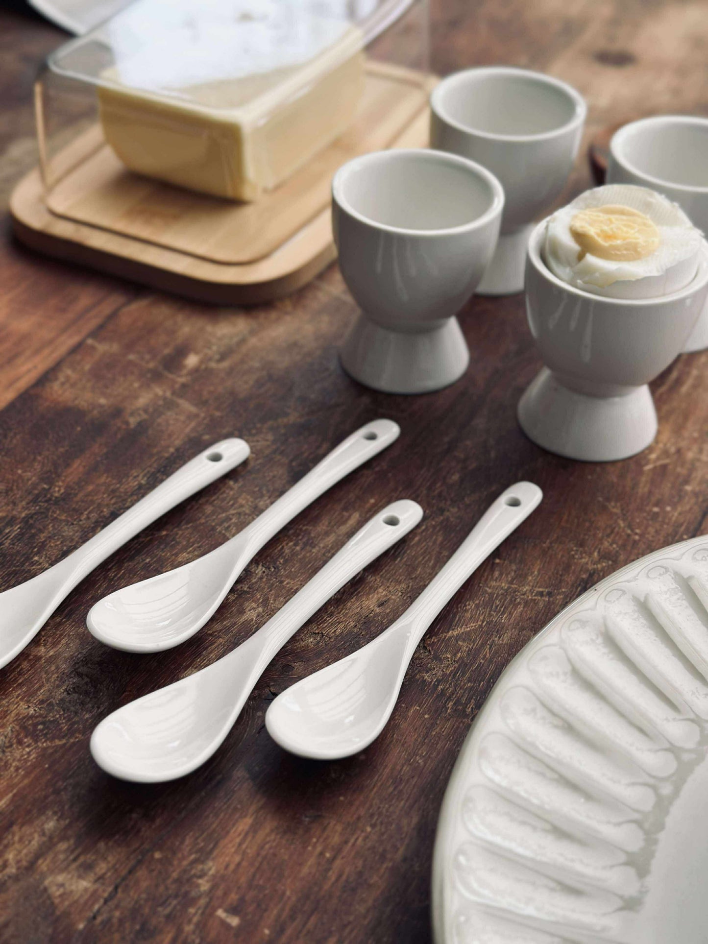 Æggebæger i porcelæn - 4 stk med skeer