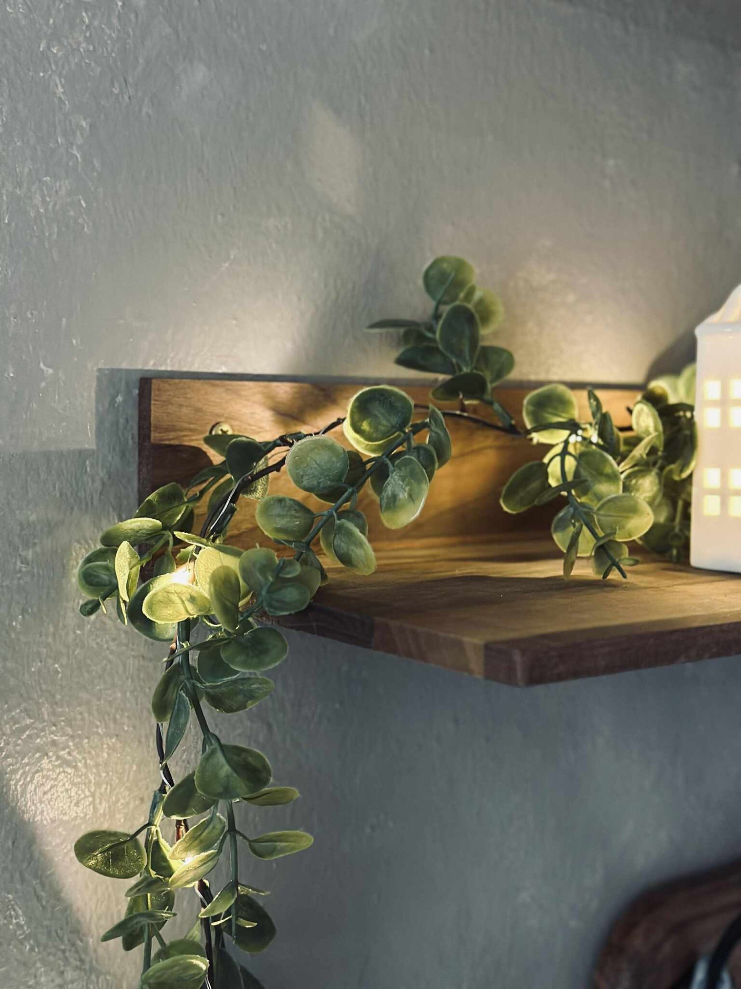 Lyskæde med grønne eucalyptus-blade