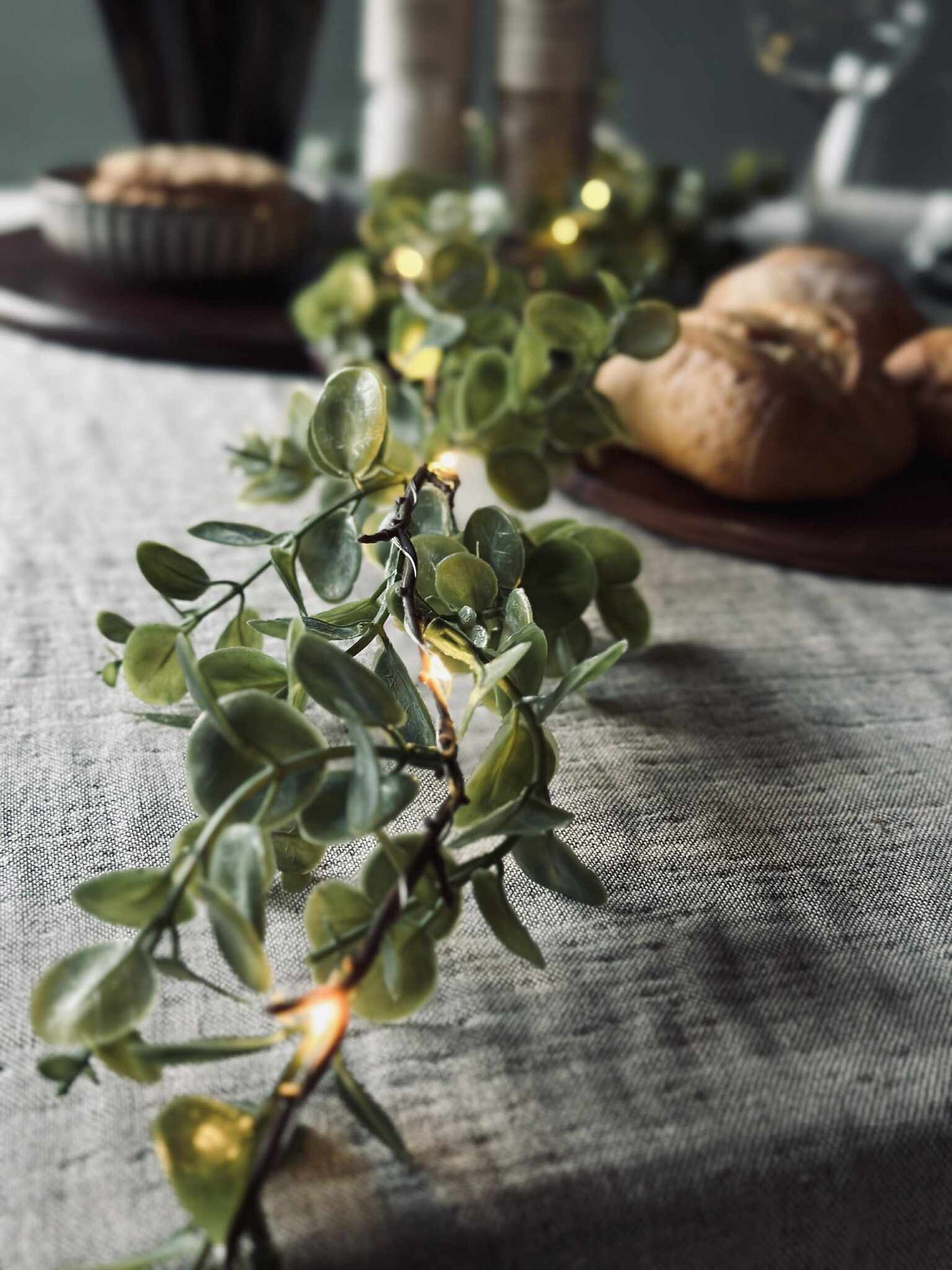 Lyskæde med grønne eucalyptus-blade