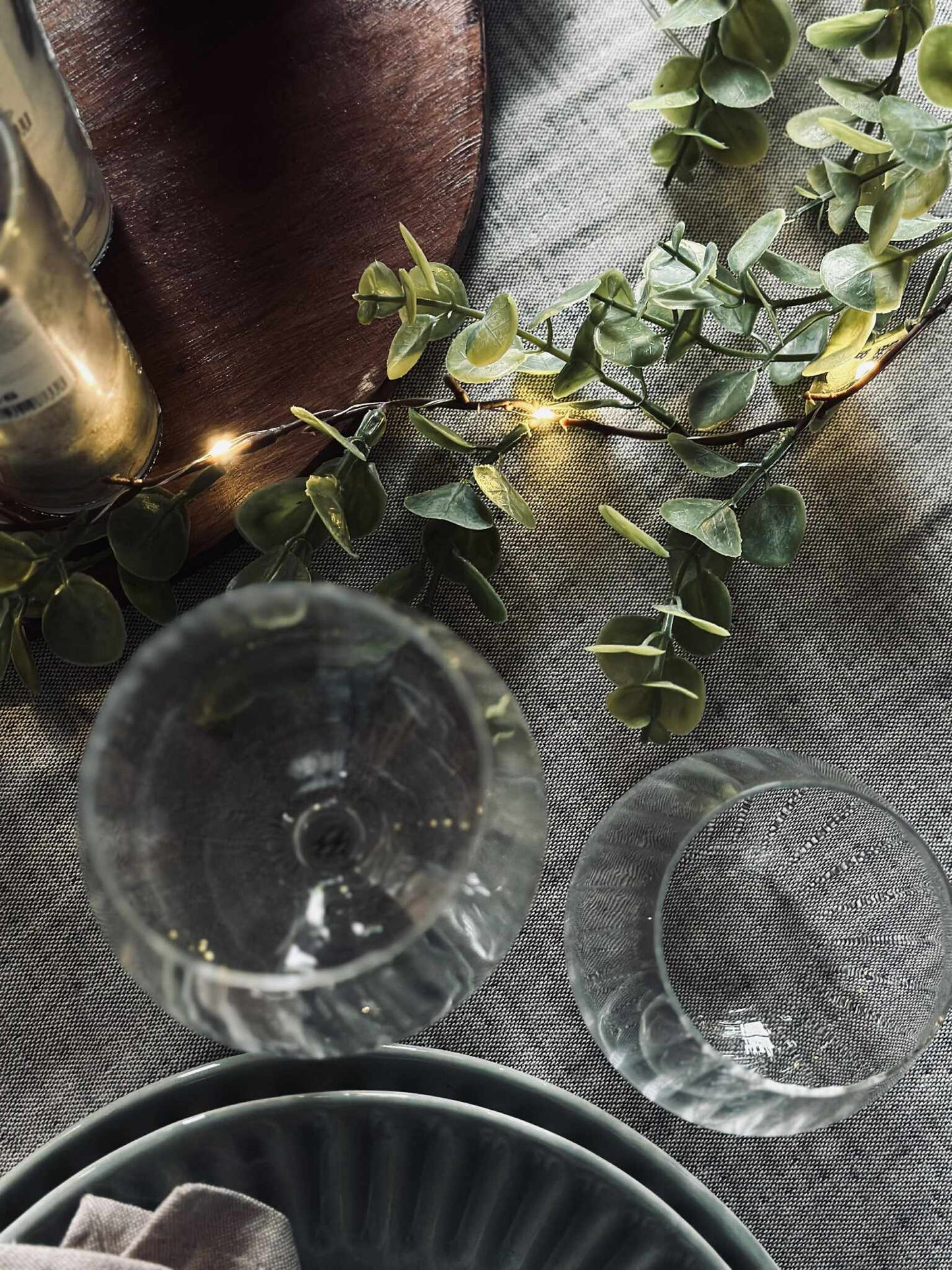 Lyskæde med grønne eucalyptus-blade