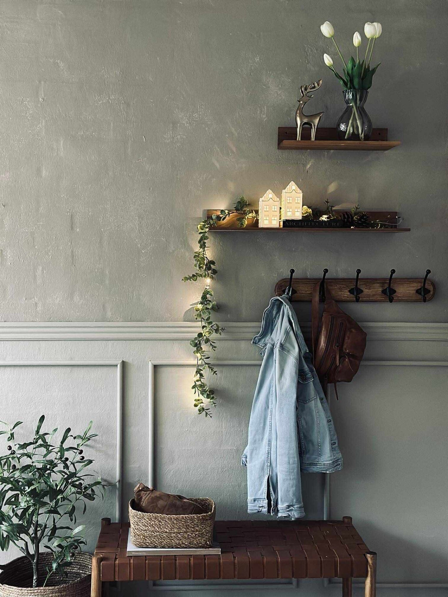 Lyskæde med grønne eucalyptus-blade
