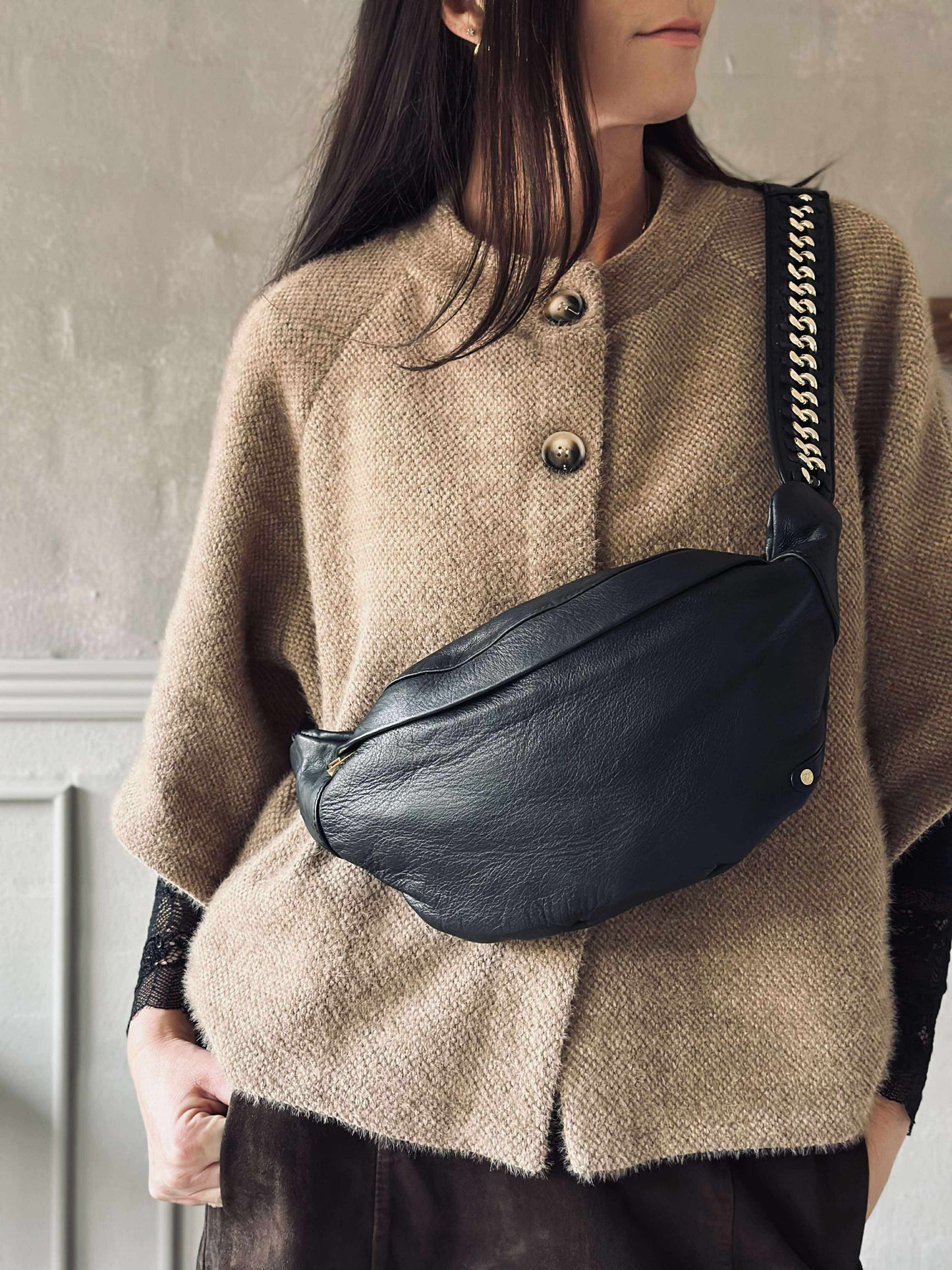 Bumbag med guldkæde på remmen