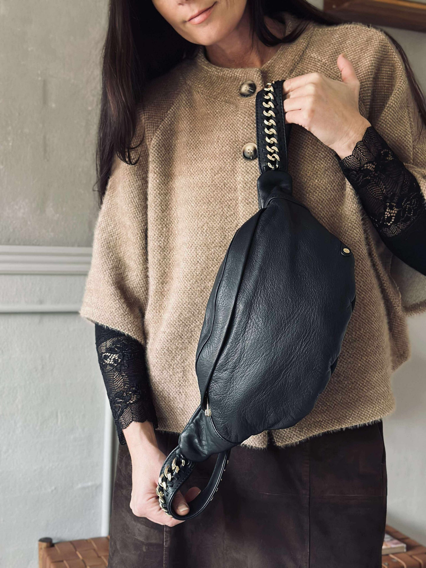 Bumbag med guldkæde på remmen