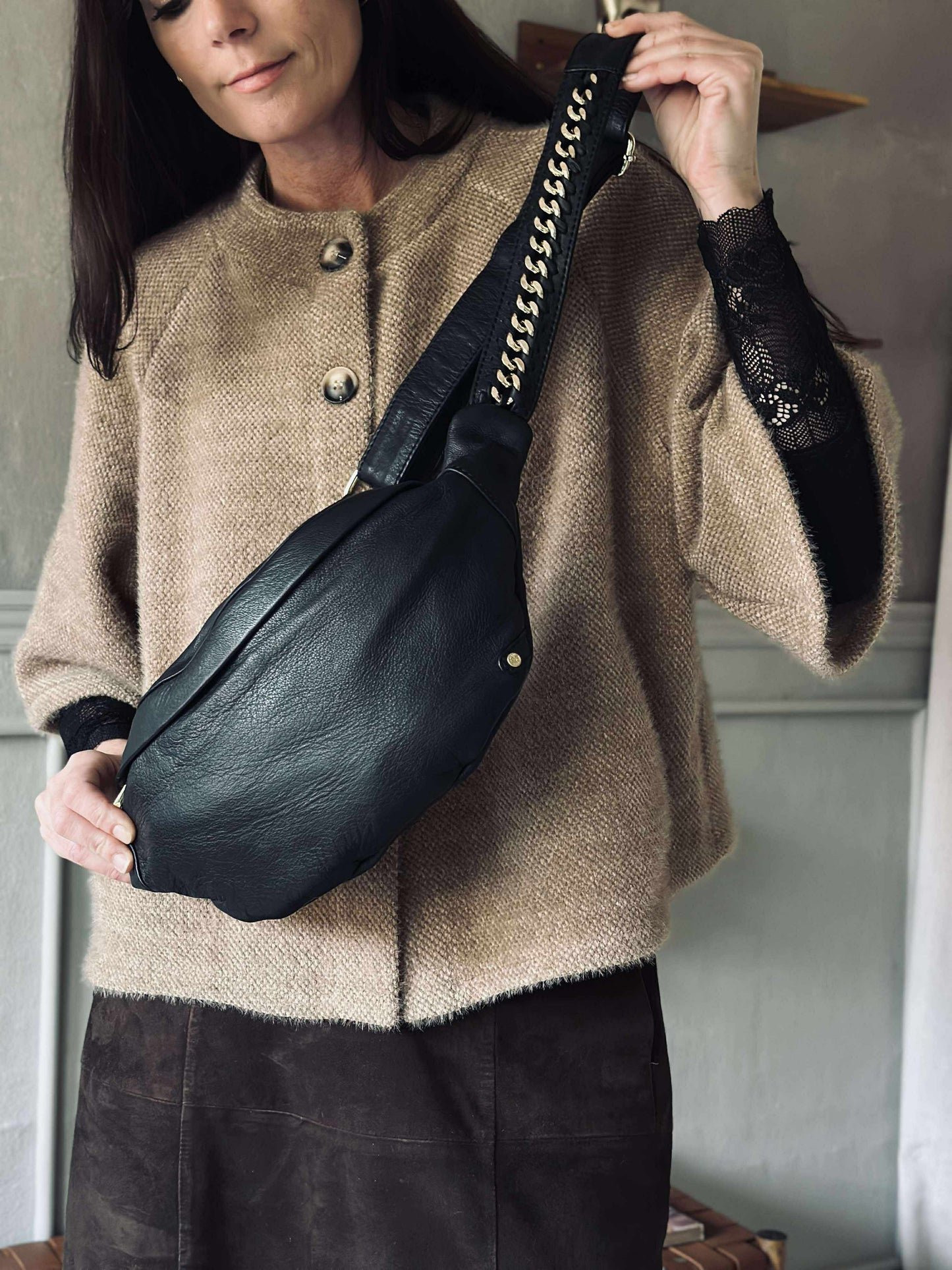 Bumbag med guldkæde på remmen