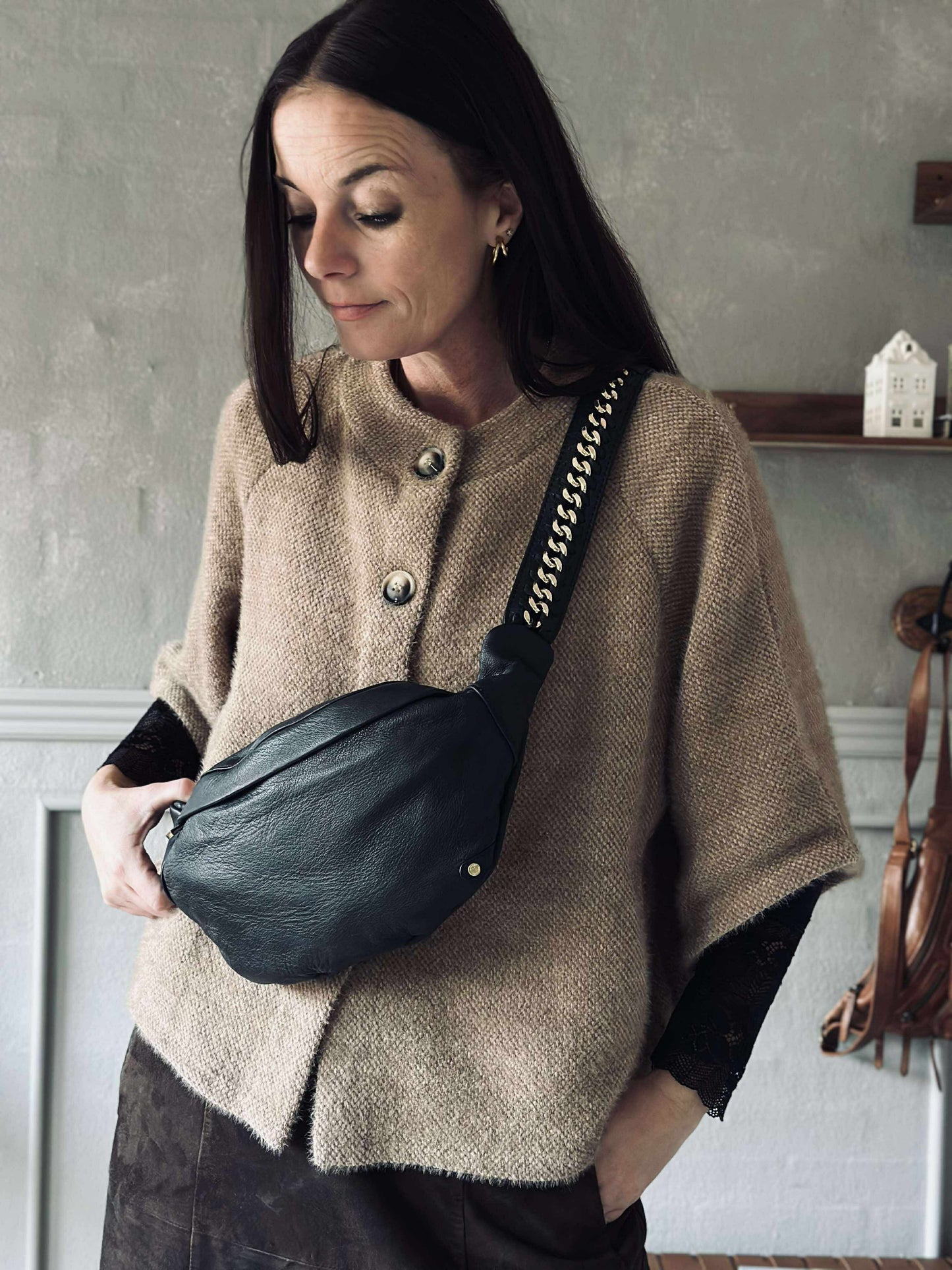 Bumbag med guldkæde på remmen
