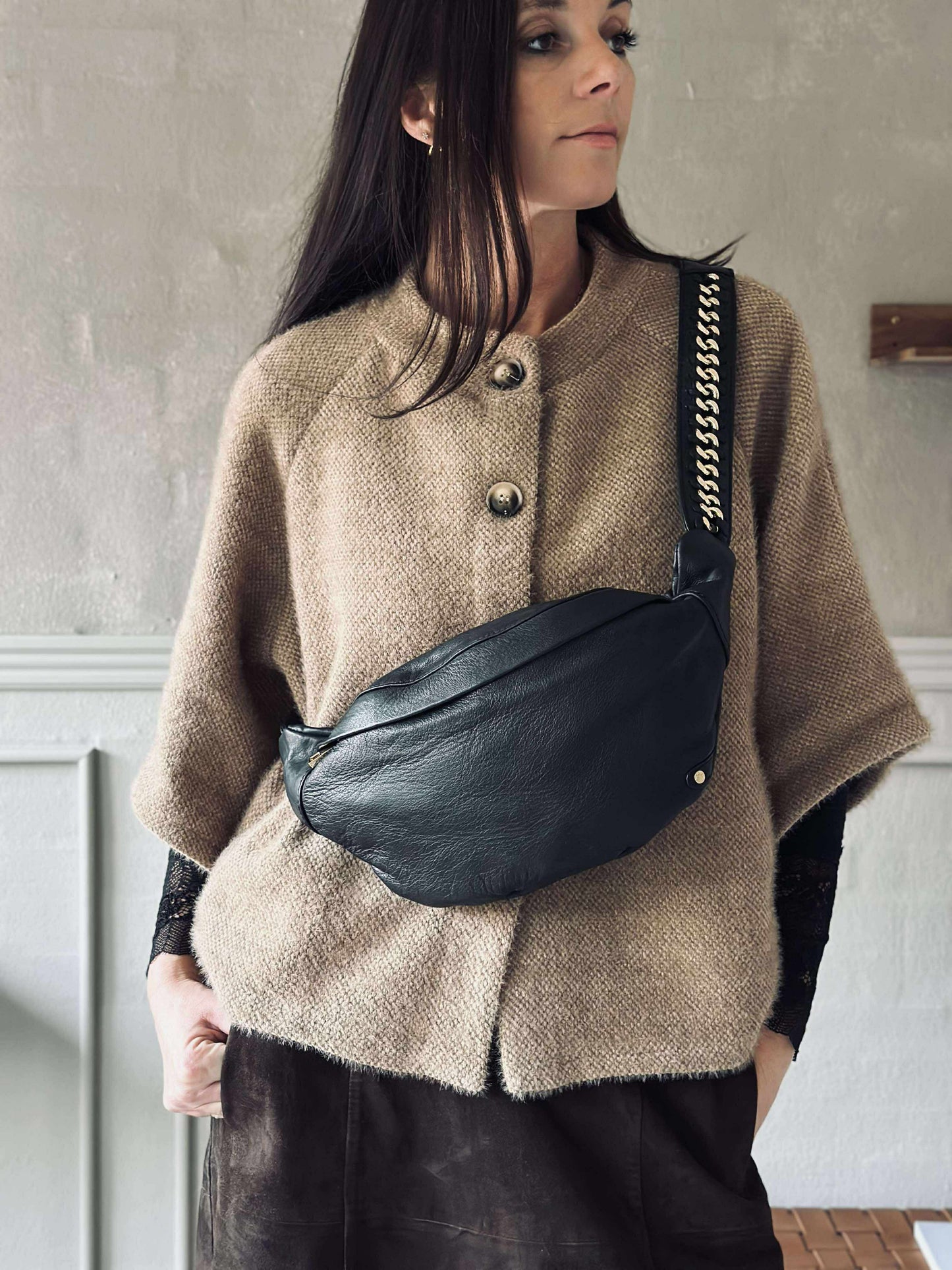 Bumbag med guldkæde på remmen