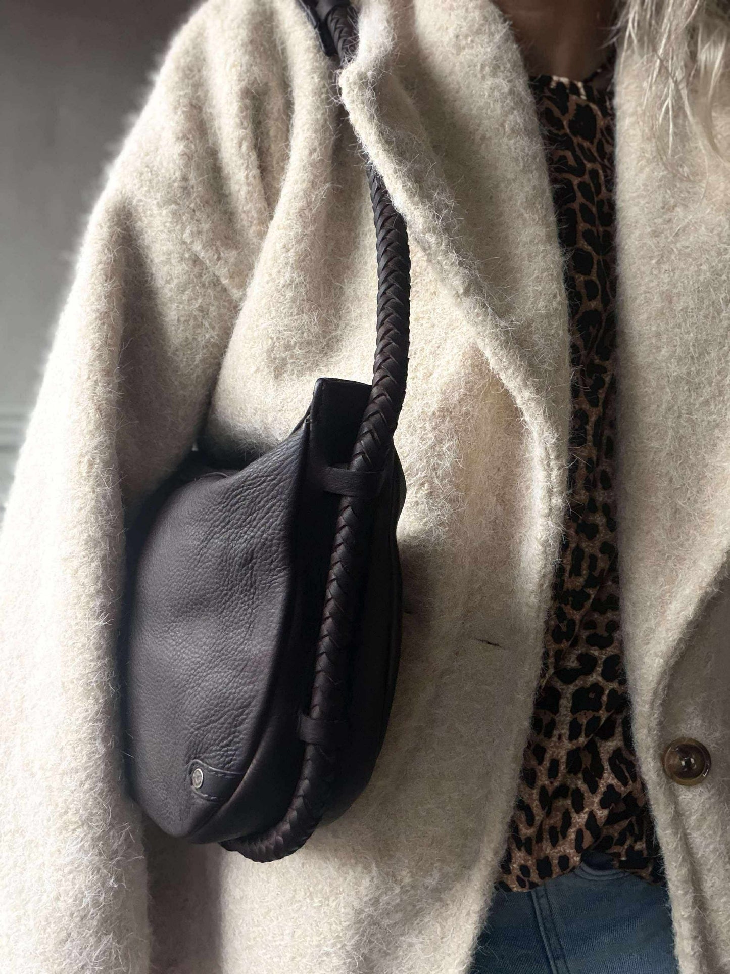 Håndtaske med smuk fletrem - Brown